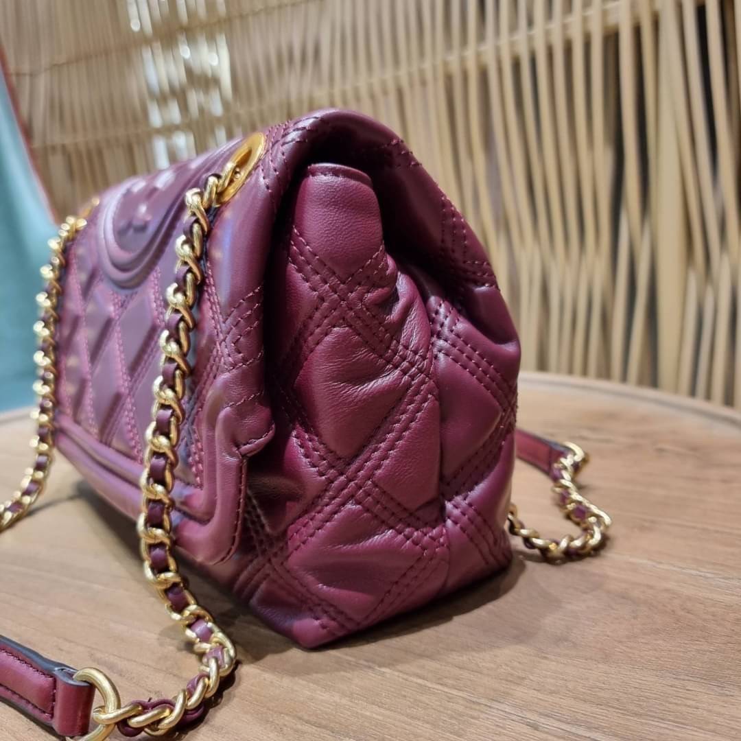 TORY BURCH FLEMING SOFT CONVERTIBLE SHOULDER BAG รุ่นหายากที่สาวๆตามหา มาพร้อมเสิร์ฟความสวยถึงบ้านไปเลยจ้า รอบนี้คัดสีสวยๆมาให้ได้ช้อปกันอย่างจุใจไปเลย กระเป๋าสะพายไหล่ หนังแท้นิ่มเต็มใบ สวยหรูดูแพง เปิด-ปิดด้วยตัวกดล็อคแน่นหนา สายสะพายในตัวปรับใช้ได้ 2 แ