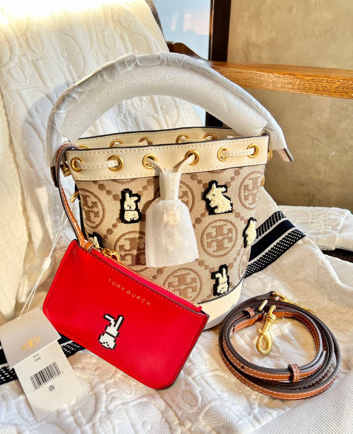 TORY BURCH MINI T MONOGRAM EMBROIDERED RABBIT BUCKET BAG WITH LEATHER SMALL WALLET ((143230)) 🎁 เปิดตัวรุ่นใหม่ได้น่ารักและสวยงามมากๆ พร้อมส่งที่ไทยก่อนใคร