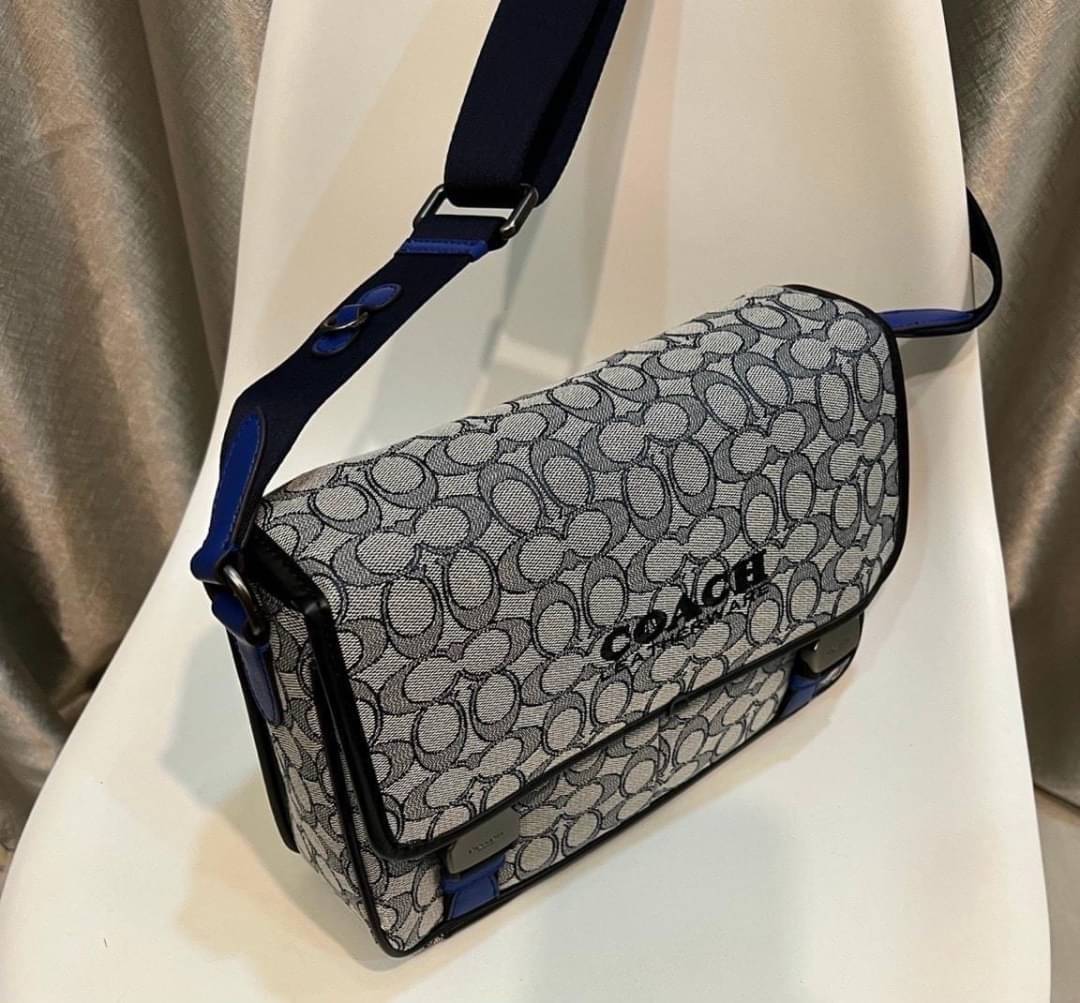Coach C9158 League Messenger Bag Crossbody Sling Bag ใหม่ล่าสุด คอลที่หนุ่มๆก็ต้องใจละลายไม่แพ้สาวๆ กับกระเป๋าสะพายทรงแมสเซนเจอร์ ดีไซน์ทรงคลาสสิคใช้งานง่าย ดีเทลน้อยแต่มาก!! ดูดีดูแพงเกินเบอร์ไปเลย ภายในเป็นช่องโล่ง มีช่องแยก แบ่งสัดส่วนได้ดีมากๆ มาพร้อม