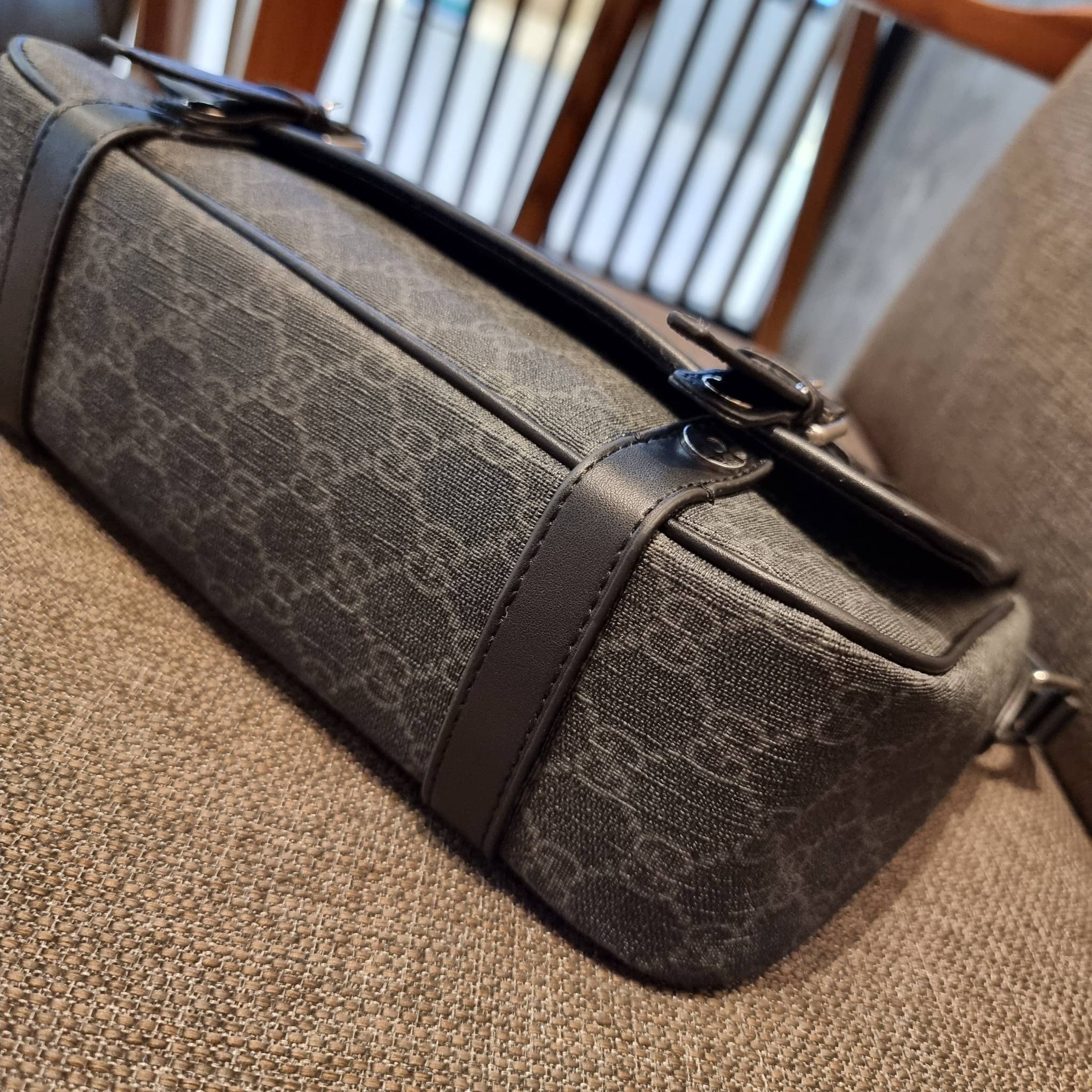 Gucci GG Supreme messenger bag GC MESSENGER VINTAGE BAG กระเป๋าสะพายข้างทรงแมสเซนเจอร์ ย้อนยุค ลุคผู้ดีแบบลูกคุณ ดีไซน์ unisex ใช้ได้ทั้งชายและหญิง พรีเมี่ยมกิ๊ฟวีไอพี วัสดุหนังแคนวาส ใช้งานง่ายด้วยฝาเปิดกระดุมแม่เหล็ก ด้านหลังมีช่องเก็บของจุกจิกได้ ภายใน