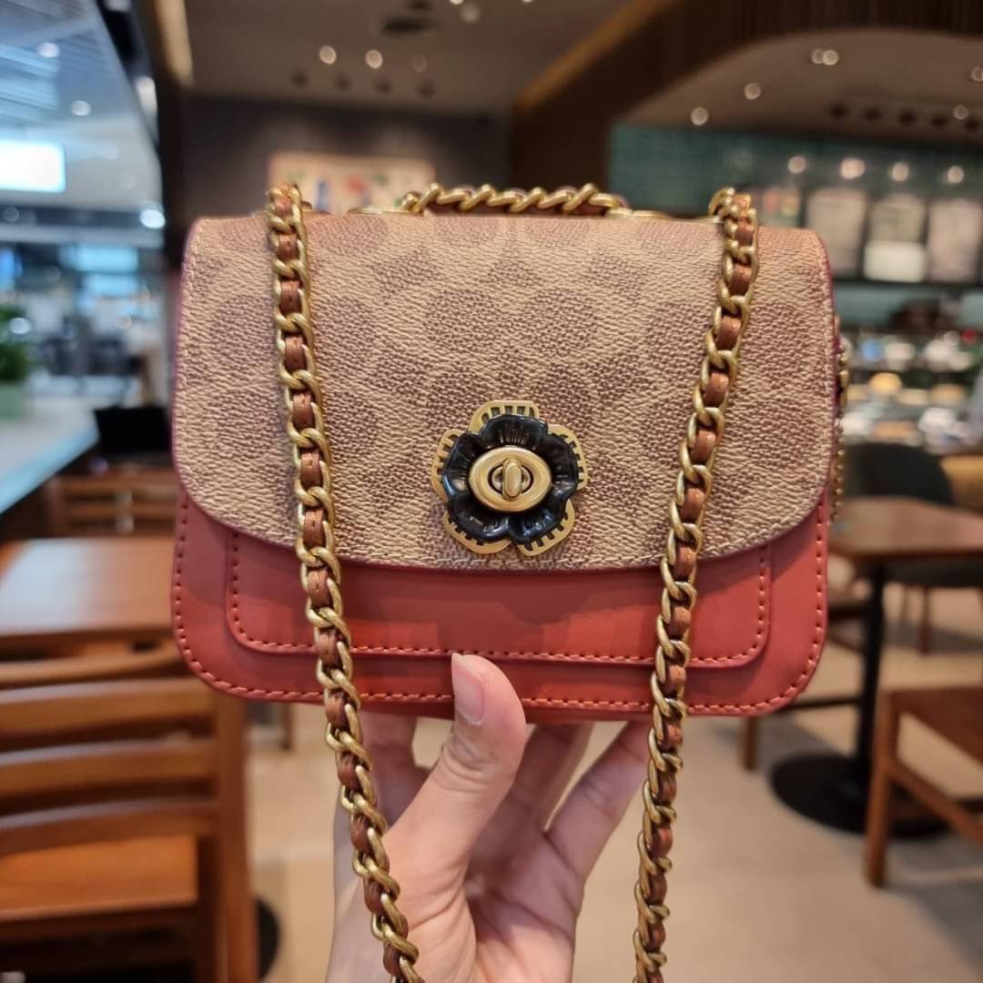COACH C2462 MADISON SHOULDER BAG 16 IN SIGNATURE CANVAS WITH RIVETS กระเป๋าสะพายข้าง ไซส์กะทัดรัด พกพาง่าย น้ำหนักเบา ดีไซน์สวย โดดเด่นด้วยตัวล็อครูปดอกไม้ สีสันตกแต่งตัดกันกับลายซีอย่างลงตัว วัสดุหนังแคนวาสเคลือบลาย ภายในแบ่งสัดส่วนให้อย่างดี มาพร้อมสายส
