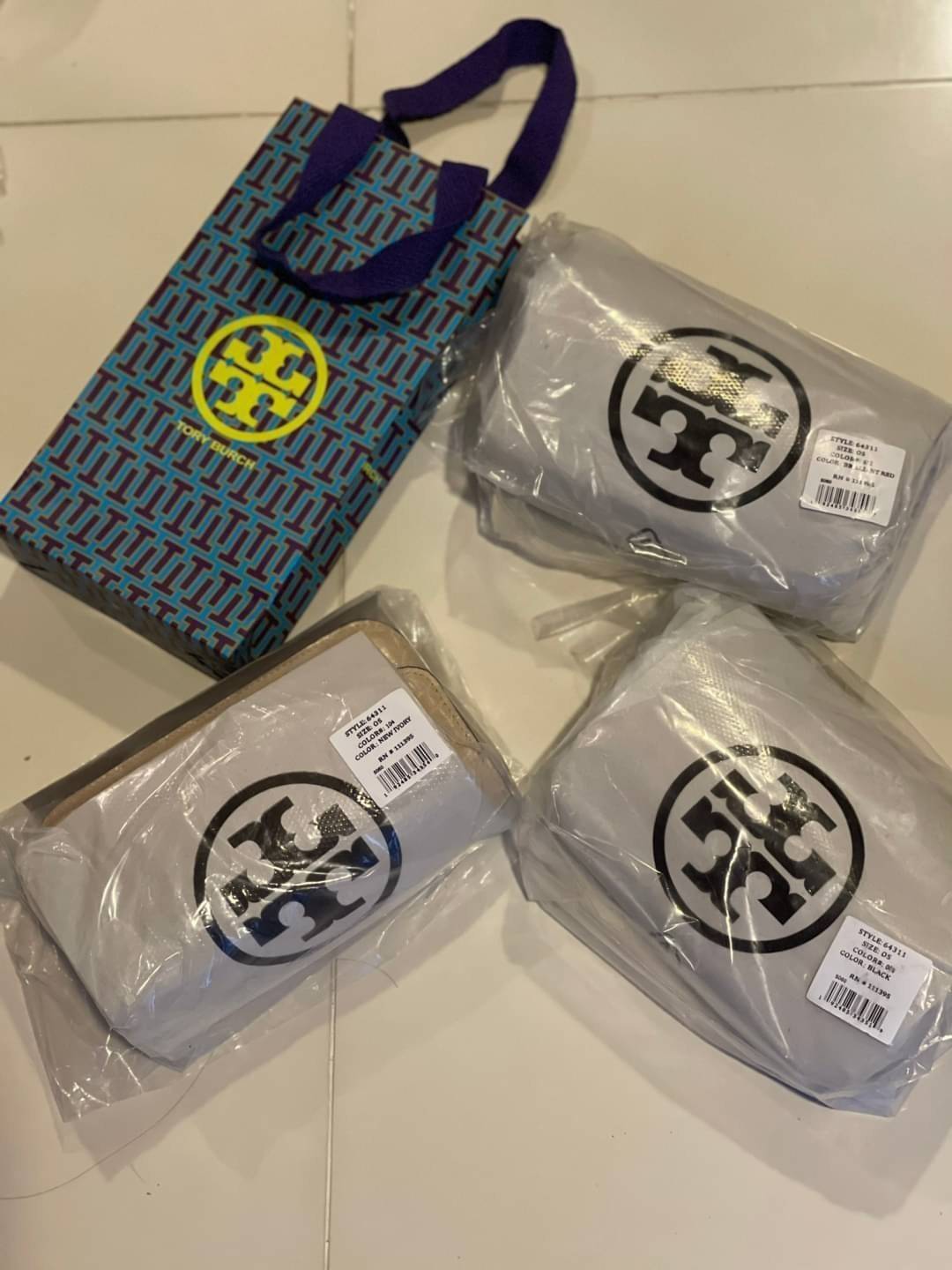 Tory Burch Eleanor Crocodile-Embossed Phone Crossbody Bag จุดเด่นของรุ่นนี้คือดีไซน์ออกมาในสไตล์คลาสสิกที่มาพร้อมกับฮาร์ดแวร์ที่ทำจากวัสดุทองเหลืองและสายสะพายโซ่เกลียวสีทอง ซึ่งการออกแบบได้รับแรงบันดาลใจมาจากเครื่องประดับ รูปทรงกะทัดรัดจึงสามารถสะพายใช้งา