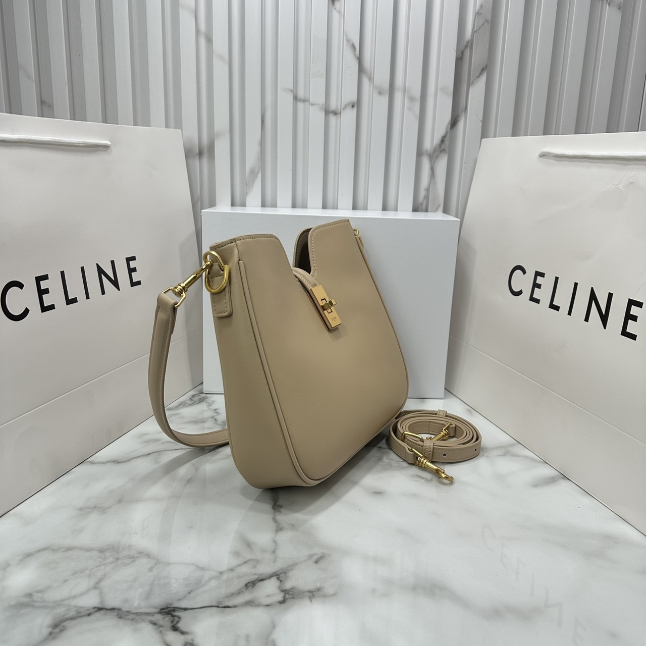 ORI หนังแท้ | CELINE SMALL CAMILLE 16 SOFT BAG IN SMOOTH LEATHER กระเป๋าสะพายรุ่นใหม่ล่าสุดของไลน์ 16 soft รูปทรงแบบโฮโบที่มาพร้อมดีไซน์ที่ใช้งานได้จริง หรูหราและโดดเด่น ฝาพับหนังกับตัวปิดแบบ Turnlock สีทองรูปทรงคล้ายอัญมณี