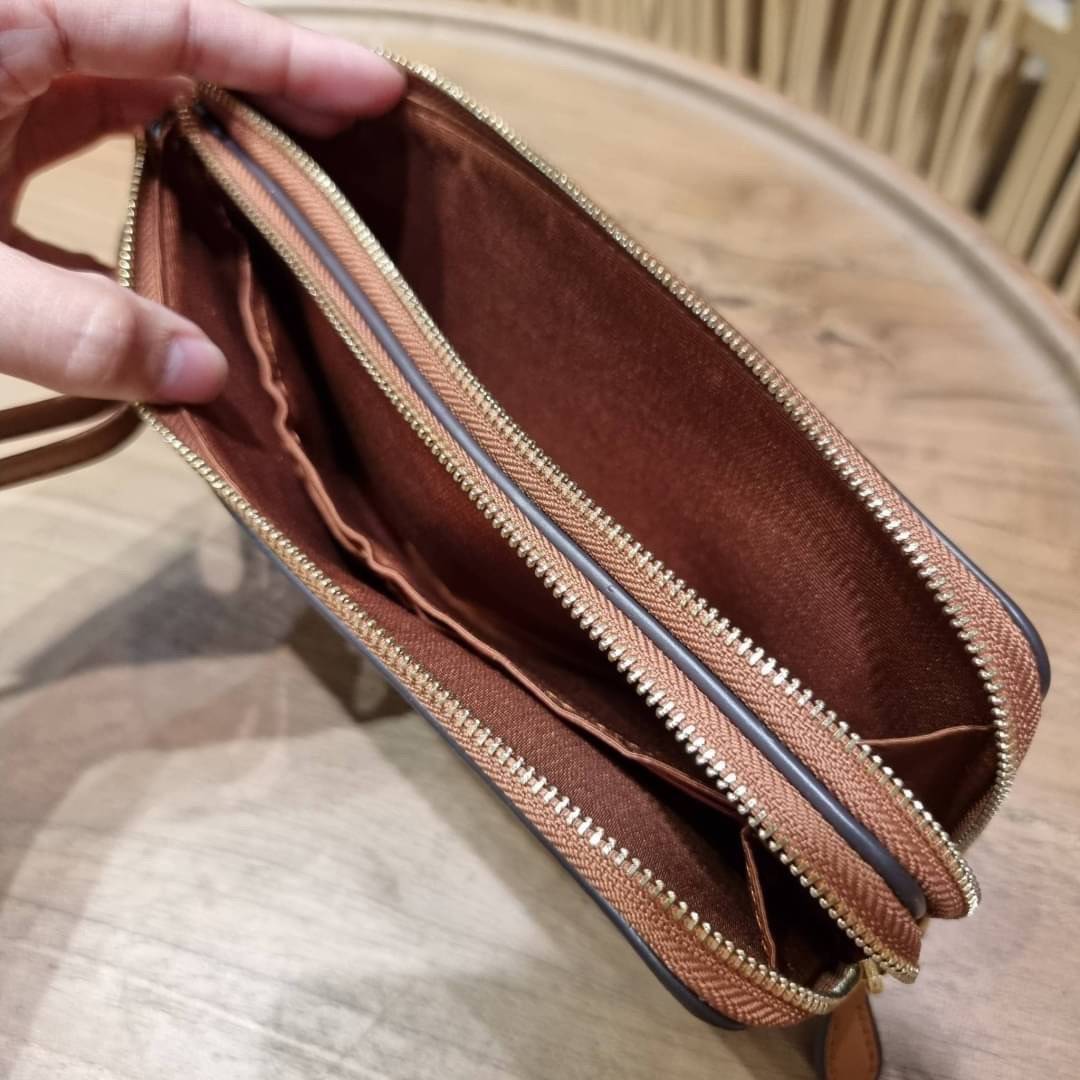 COACH F54057 DOUBLE ZIP WALLET IN SIGNATURE กระเป๋าคล้องมือ size L ใบนี้ใส่มือถือได้ทุกรุ่น ขนาดกำลังดี พกพาสะดวกมากๆ วัสดุหนังสังเคราะห์ ภายในเป็นผ้าสีสวยคม ใส่ธนบัตร ใส่บัตรได้เยอะ ใส่มือถือได้สบายๆทุกรุ่น ตอบโจทย์สาวๆที่ไม่ชอบพกเยอะวุ่นวายจ้า ใบนี้เอาอ