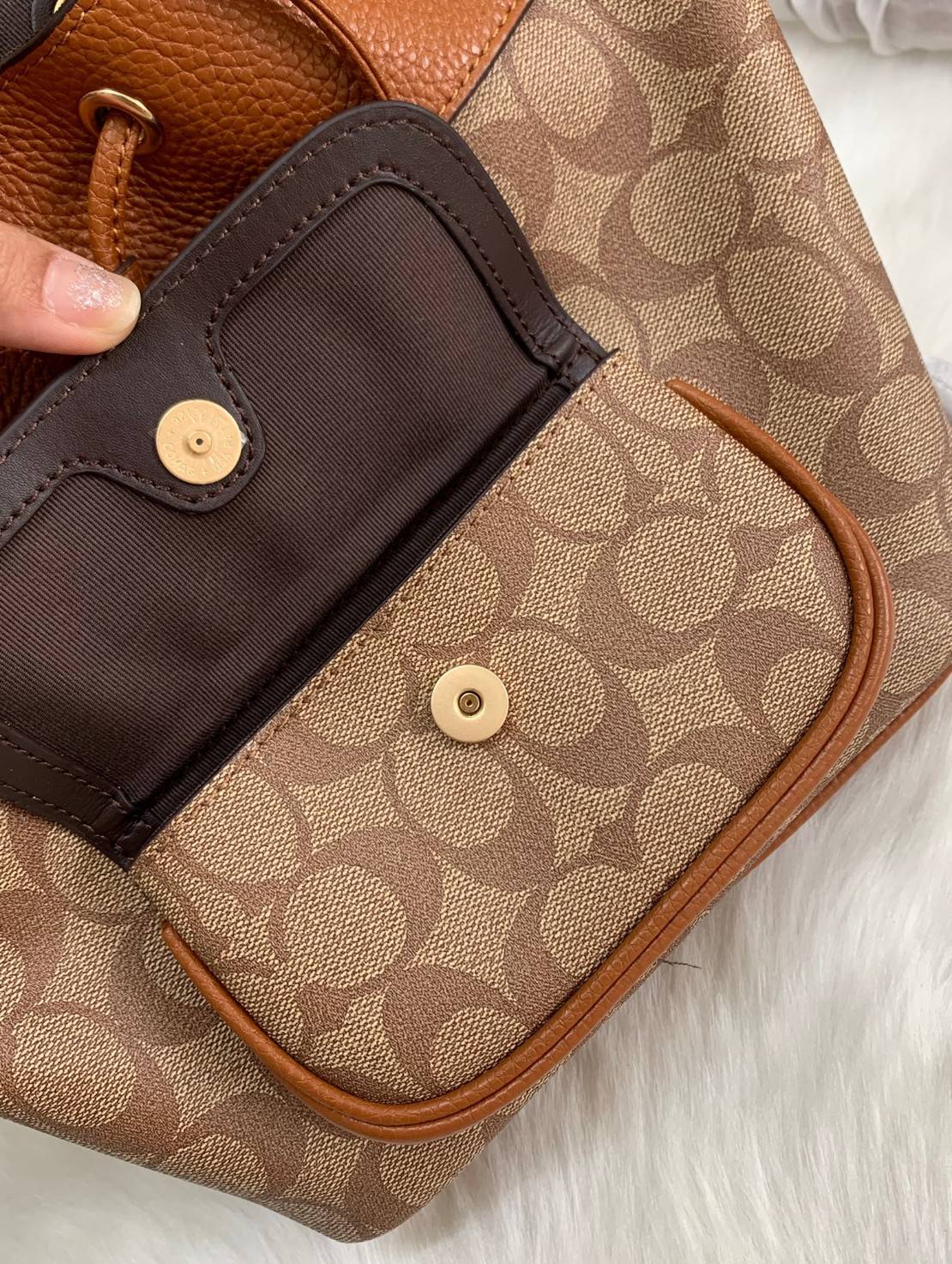 COACH PENNIE BACKPACK 22 ((C4122)) พร้อมส่งที่ไทย ห้ามพลาดค่าา! กระเป๋าสะพายหลังแบบมีหูกิ้ว วัสดุเดนิมอย่างดีนิ่ม+หนังแท้ ได้สวยงามลงตัว นำ้หนักเบา ทรงสวยน่ารักมากๆค่ะ ด้านหน้ามีช่องกระเป๋าเล็กใส่ของจุกจิก ปากกระเป๋าแบบหูรูด ภายในกระเป๋าโล่ง กว้าง สามารถใ