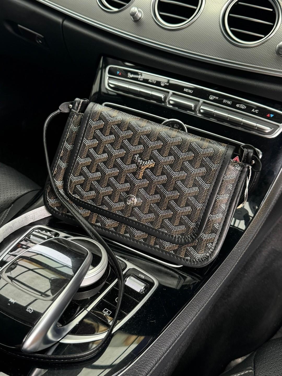 Goyard Plumet Rocket Wallet กระเป๋าสะพายใบเล็กกะทัดรัด ดีไซน์กระเป๋าสตางค์ มีช่องเพียงพอสำหรับใส่ธนบัตร เงินสด เอกสารต่าง ๆ