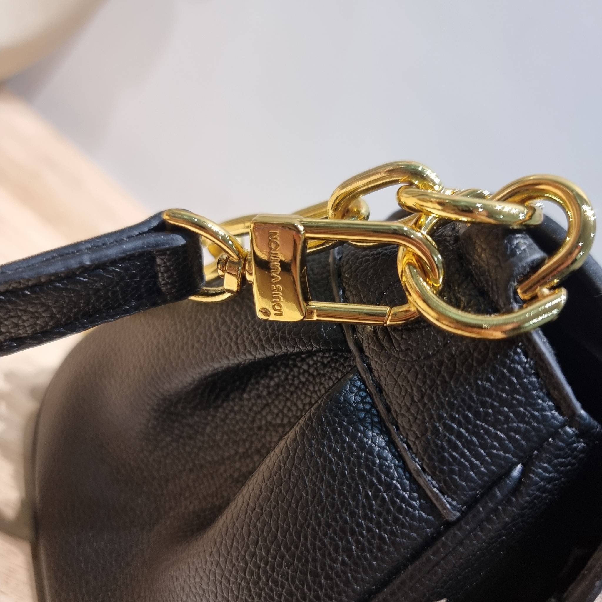 LV Favorite Bicolor Monogram Empreinte Leather - Handbags / LV FAVORITE BAG กระเป๋าสะพายคอลใหม่ล่าสุด สวยหรู ดูแพง ดีไซน์รูปทรงออกมาให้ใช้งานได้ง่าย