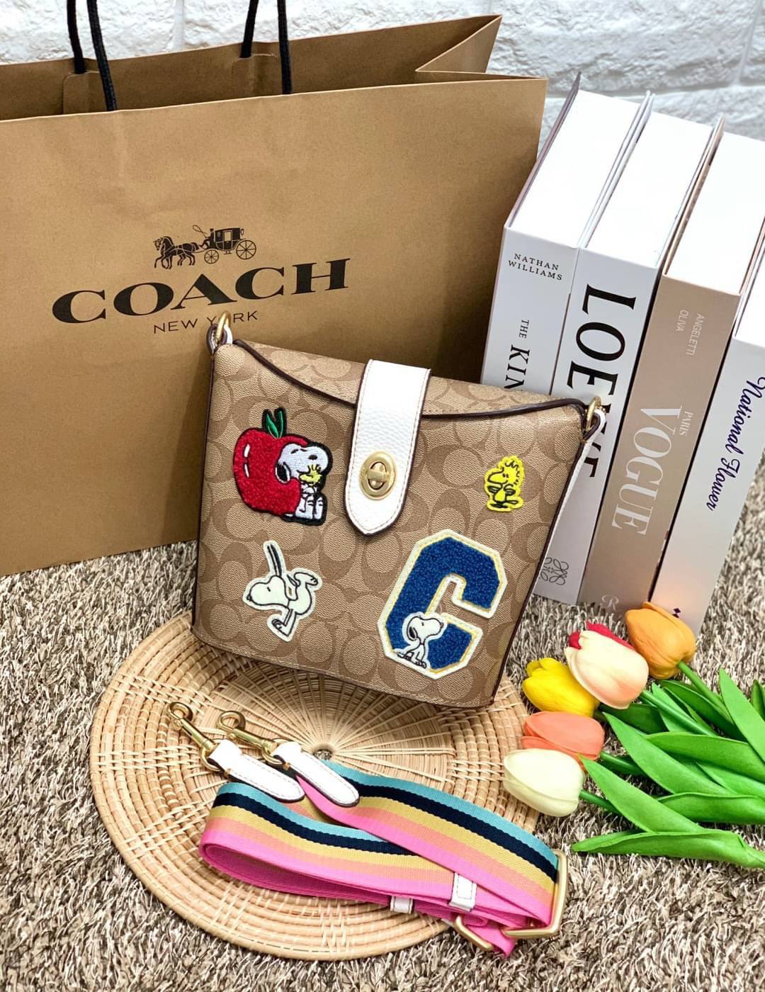 COACH C4113 - COACH X PEANUTS ADDIE CROSSBODY IN SIGNATURE CANVAS WITH VARSITY PATCHES พร้อมส่งทันที่! ลิมิเตทจาก Coach x Peanuts ที่รังสรรค์ลวดลายการ์ตูนลงบนกระเป๋าได้ซุกซนน่ารักดีมากๆค่ะ