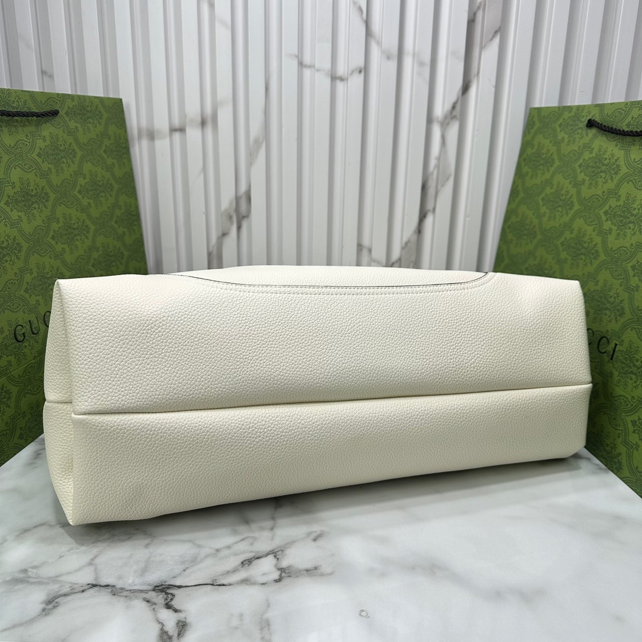 Gucci Softbit maxi shoulder bag โฉมใหม่ล่าสุด กับกระเป๋าสะพายรูปทรงใหม่เรียบหรูด้วยหนังลายเกรน ใบใหญ่จุใจพร้อมใบลูกเข้าเซ็ท ตกแต่งอะไหล่ Horsebit ครึ่งรูปขนาดใหญ่ด้านหน้าสวยหรูโดดเด่น สวยผู้ดี ดารา เซเลปใช้กันเพียบ