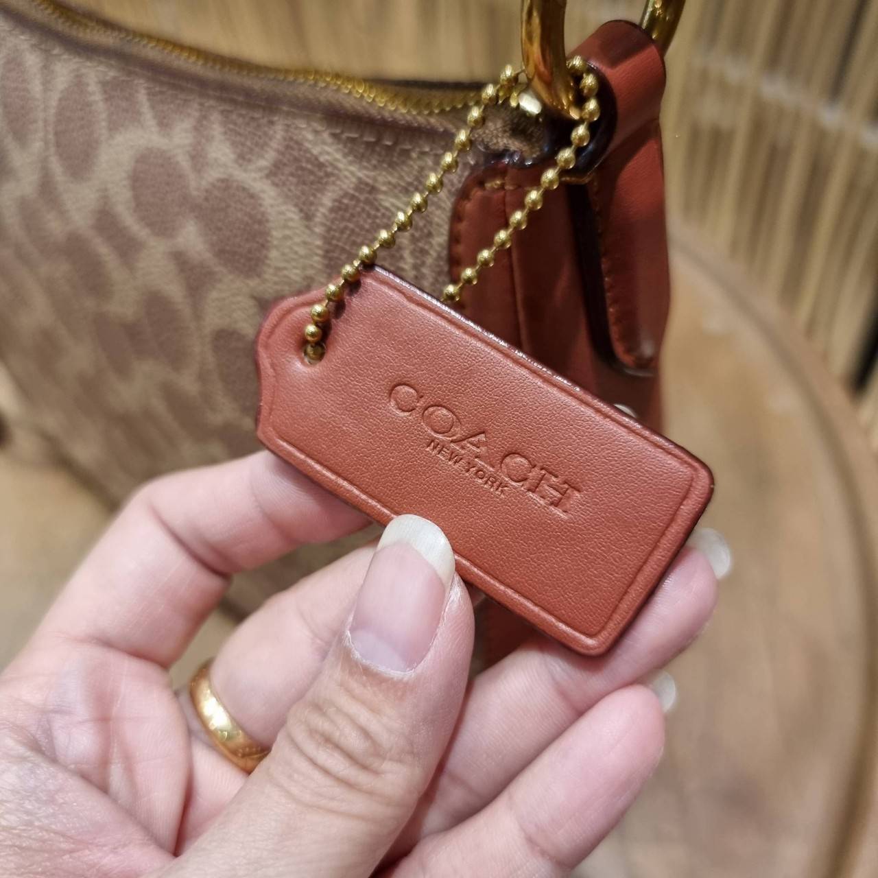 COACH 52577 SUTTON CROSSBODY IN SIGNATURE CANVAS กระเป๋าสะพายไหล่ สวยคลาสสิค สไตล์วินเทจ ใบใหญ่จุใจ วัสดุหนังแคนวาสเคลือบลาย สายคล้องไหล่ในตัว ภายในโล่งกว้าง จุของได้เยอะแน่นๆ มาพร้อมสายสะพาย crossbody ที่จะถอดออก หรือจะสะพายก็เก๋ สวยโดดเด่นแน่นอน พร้อมเส