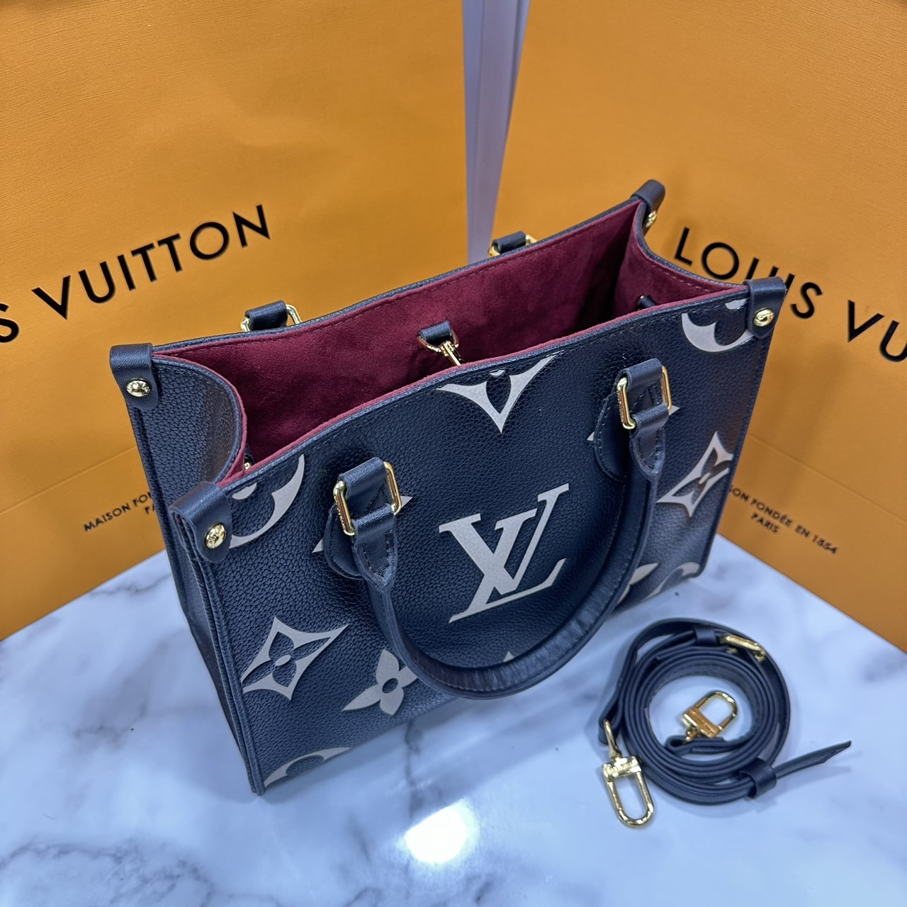 ORI หนังแท้ | LV OnTheGo PM bag กระเป๋าสะพายทรงโท้ท Monogram Empreinte ประทับลาย Medium Bicolor พกพาของใช้ที่จำเป็นอย่างมินิแท็บเล็ต เลือกใช้งานได้หลายรูปแบบ