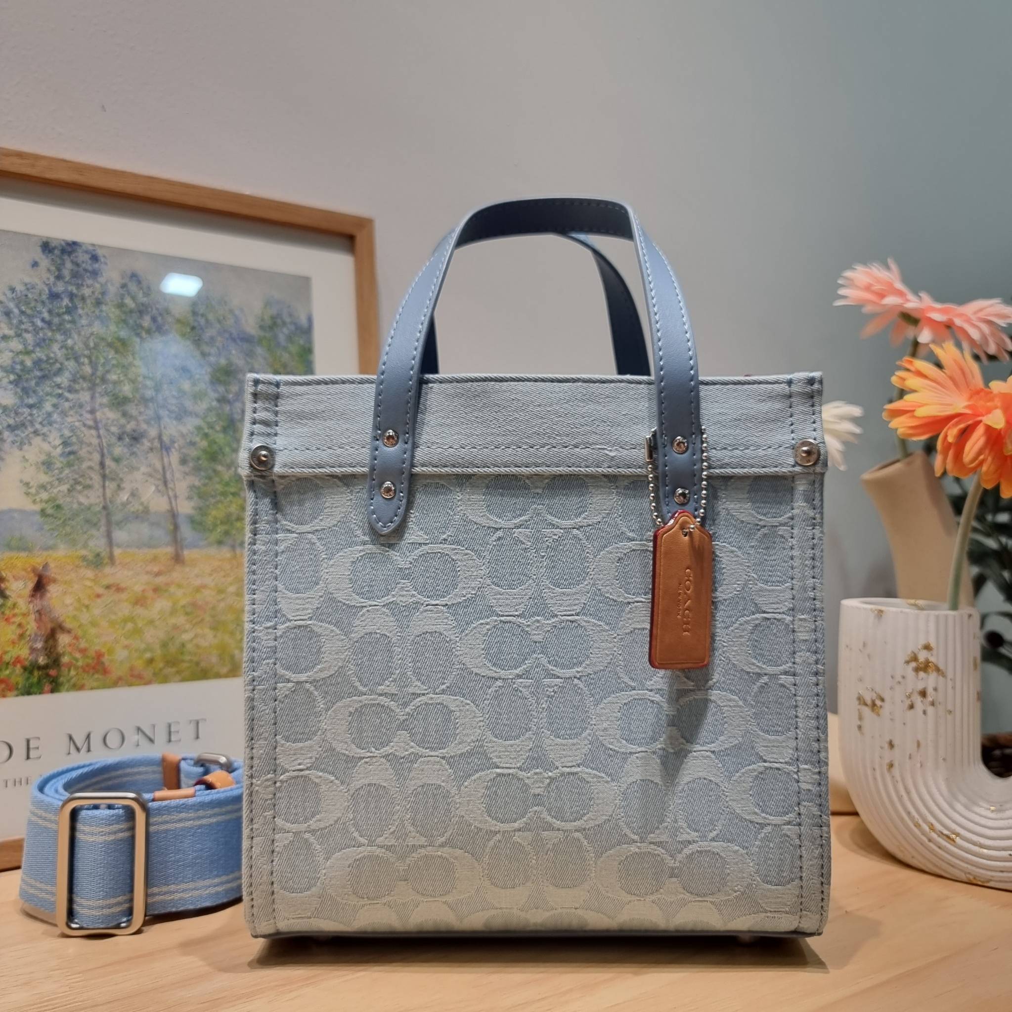 COACH FIELD TOTE 22 IN SIGNATURE DENIM / CJ853 คอลเลคชั่นใหม่ พร้อมสีใหม่ยังไม่เข้าไทย ให้ทุกคนได้มีสวยก่อนใครไปเลย!! กับกระเป๋าทรงโท้ท ไซส์กำลังสวย ดีเทลปั๊มผิวเต็มใบ ดูดี มี texture บวกกับสายสะพายสปอร์ตสีตัดกับกระเป๋า