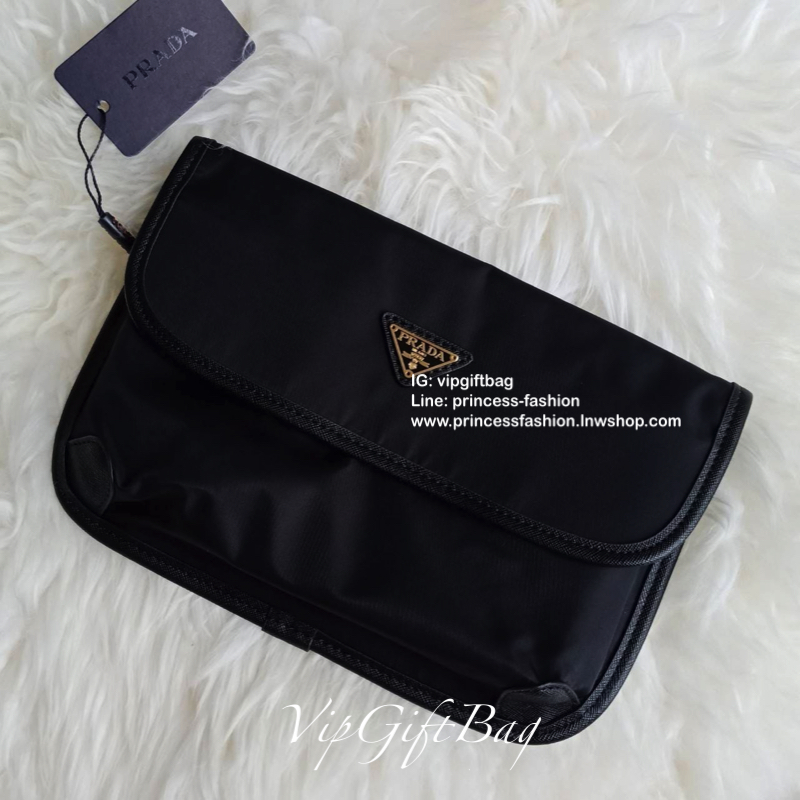 Prada Bag ทรงใหม่มีไว้ไม่ซ้ำใครแน่นอนคะ จะสะพายข้าง หรือ คาดอกก็ได้คะ วัสดุทำจากผ้าNylon กันน้ำ ตัวอะไหล่สีเงิน ขนาดกำลังดี ใส่ของได้เยอะคะ มือถือ กระเป๋าตังใส่ได้ สบายๆคะ ด้านหน้าและด้านหลังมีช่องซิปแยกให้อีกคะ ใช้ได้ทั้งผู้ชายผู้หญิงเลยคะ ด้านข้างกระเป๋