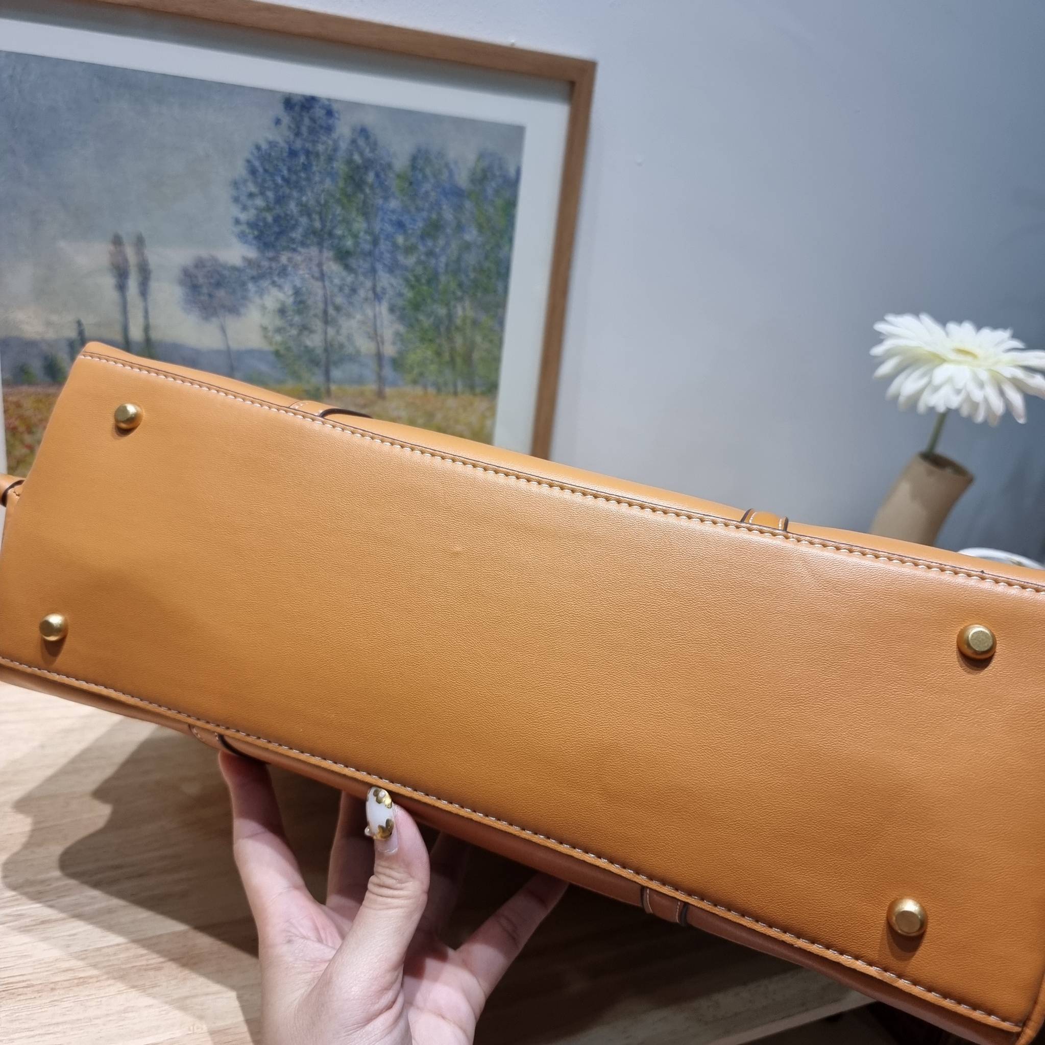 TORY TOTE BAG / TORY BURCH PERRY EMBROIDERED T MONOGRAM TRIPLE-COMPARTMENT TOTE BAG ใหม่ล่าสุด กับกระเป๋าทรงโท้ทใบใหญ่ ลวดลายโมโนแกรมสุดคลาสสิคที่ถูกดีไซน์รังสรรค์ด้วยงานปักสุดชิค น่าใช้ใจฟูแค่แรกเห็น ดีเทลดีงาม