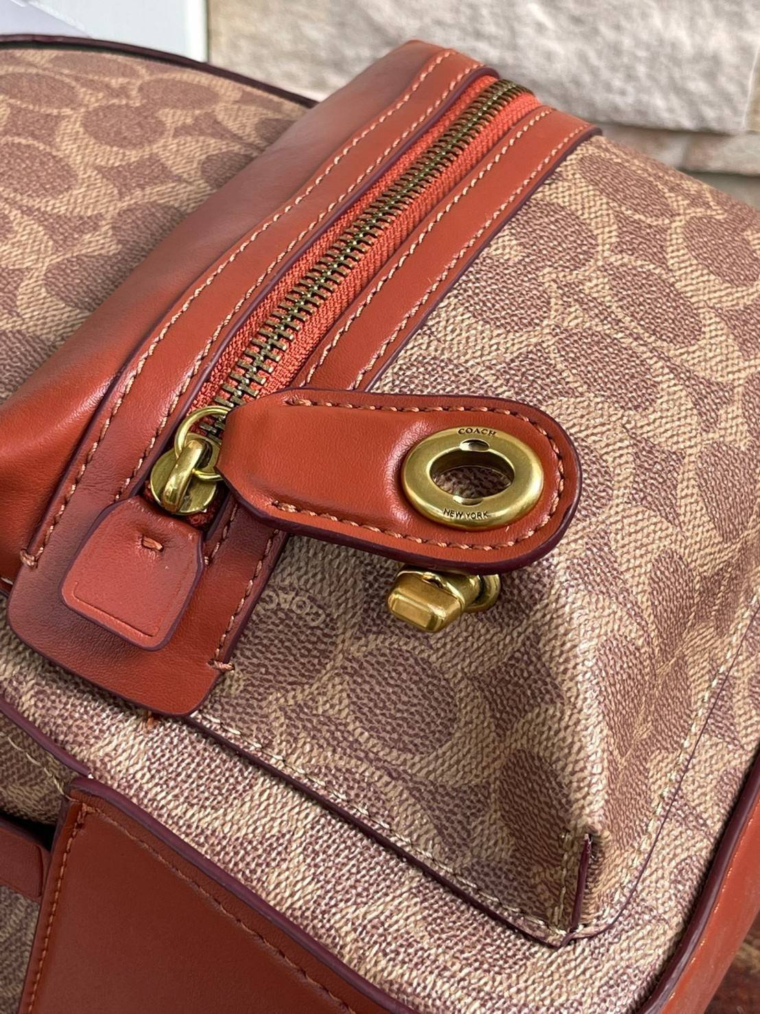 Coach Campus Backpack In Signature (Small) สาว ๆ คนไหนที่ชอบพกของเยอะและต้องการกระเป๋าที่ให้ความคล่องตัว ทะมัดทะแมง ใบนี้แนะนำเลยคะ ขนาดกำลังดี มีความหรูหราตามสไตล์ของ Coach ด้วยผ้าแคนวาสพิมพ์ลายเอกลักษณ์ของแบรนด์ มาพร้อมกับช่องซิปด้านหน้า เหมาะสำหรับจัดเ