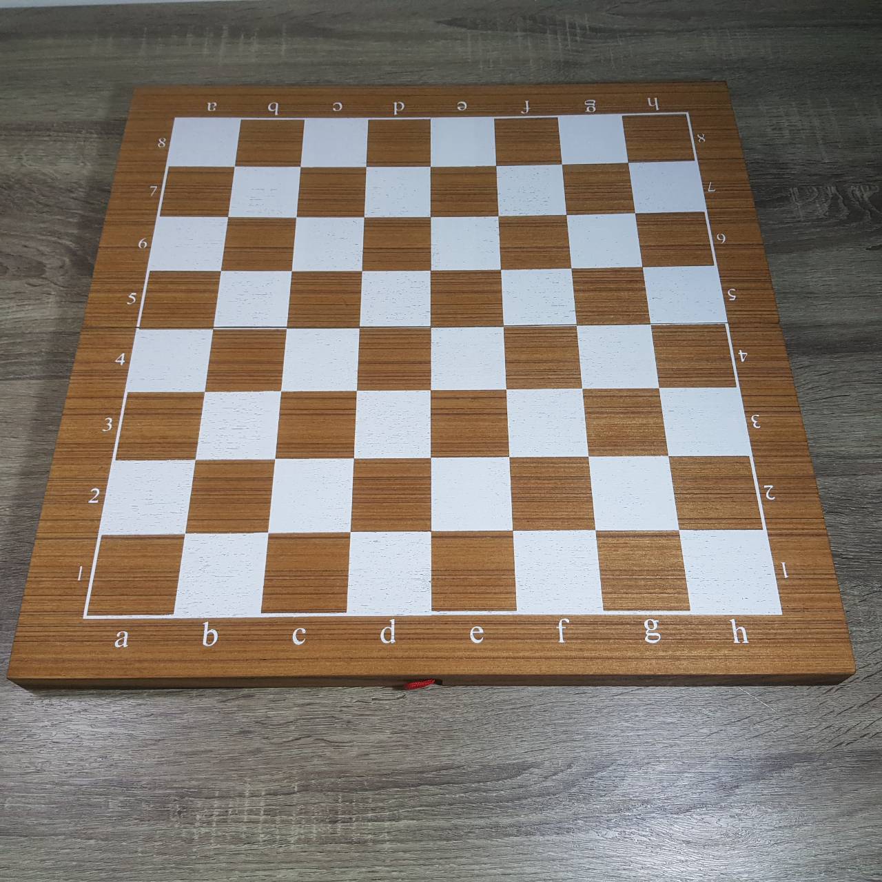 ชุุดหมากรุกสากลช่องสีขาวกระดานไม้พร้อมตัวหมากรุกสากลเรซิ่นมีน้ำหนัก