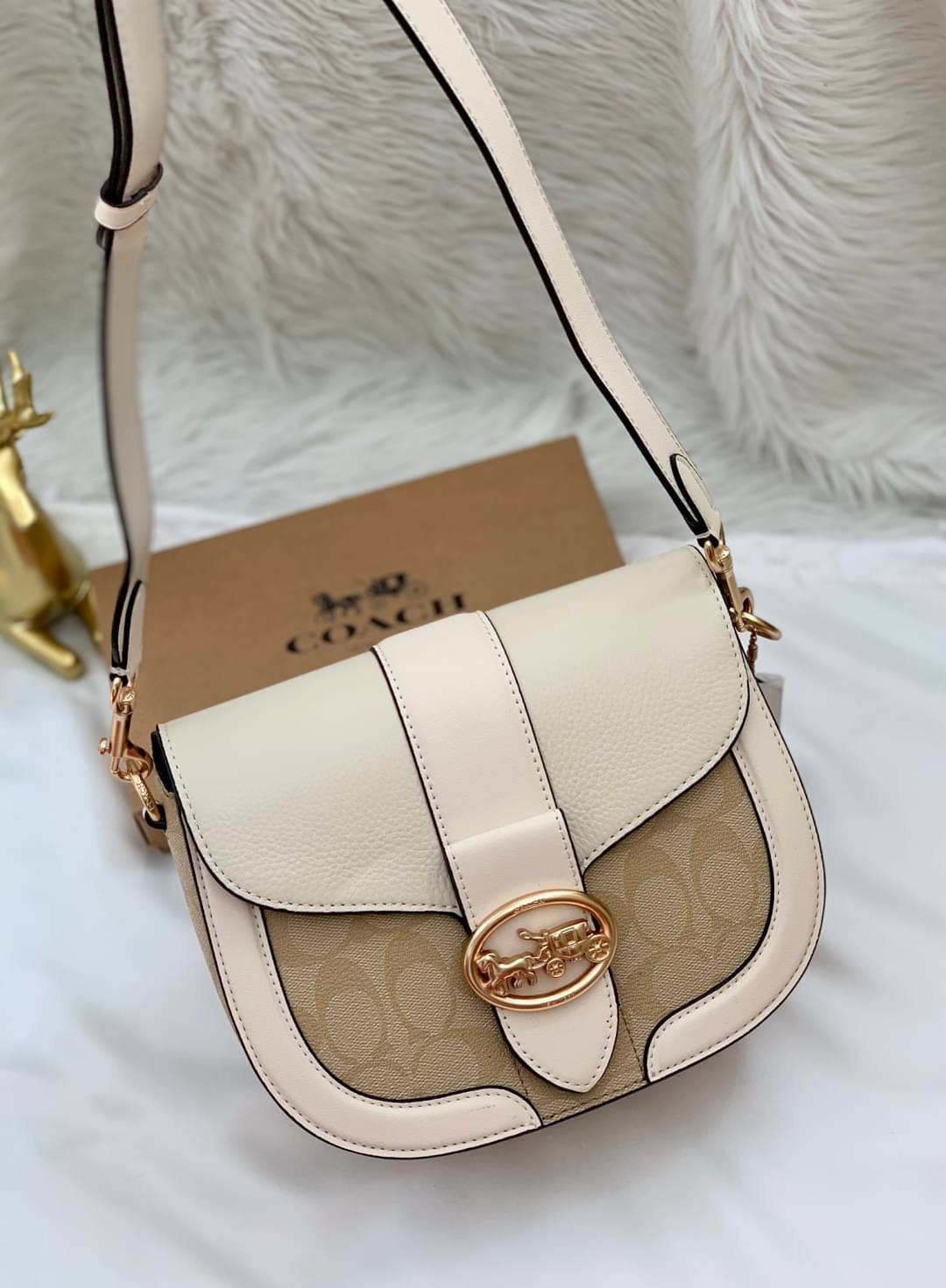 COACH GEORGIE SADDLE BAG ((C3241//C2806//C3593)) 📣มาเพิ่มแล้ว สำหรับสีที่สาวๆรอคอย! กระเป๋าสะพายแบบครอสบอดี้ร์ หนังแท้อย่างดี สวยมากๆค่ะ ด้านหน้ามีอะไหล่โลโก้แบรนด์หรู+ความคลาสสิคเข้ามา เปิดปิดกระเป๋าแบบกระดุมแม่เหล็กภายในมีช่องตอนหน้า และช่องหลัก