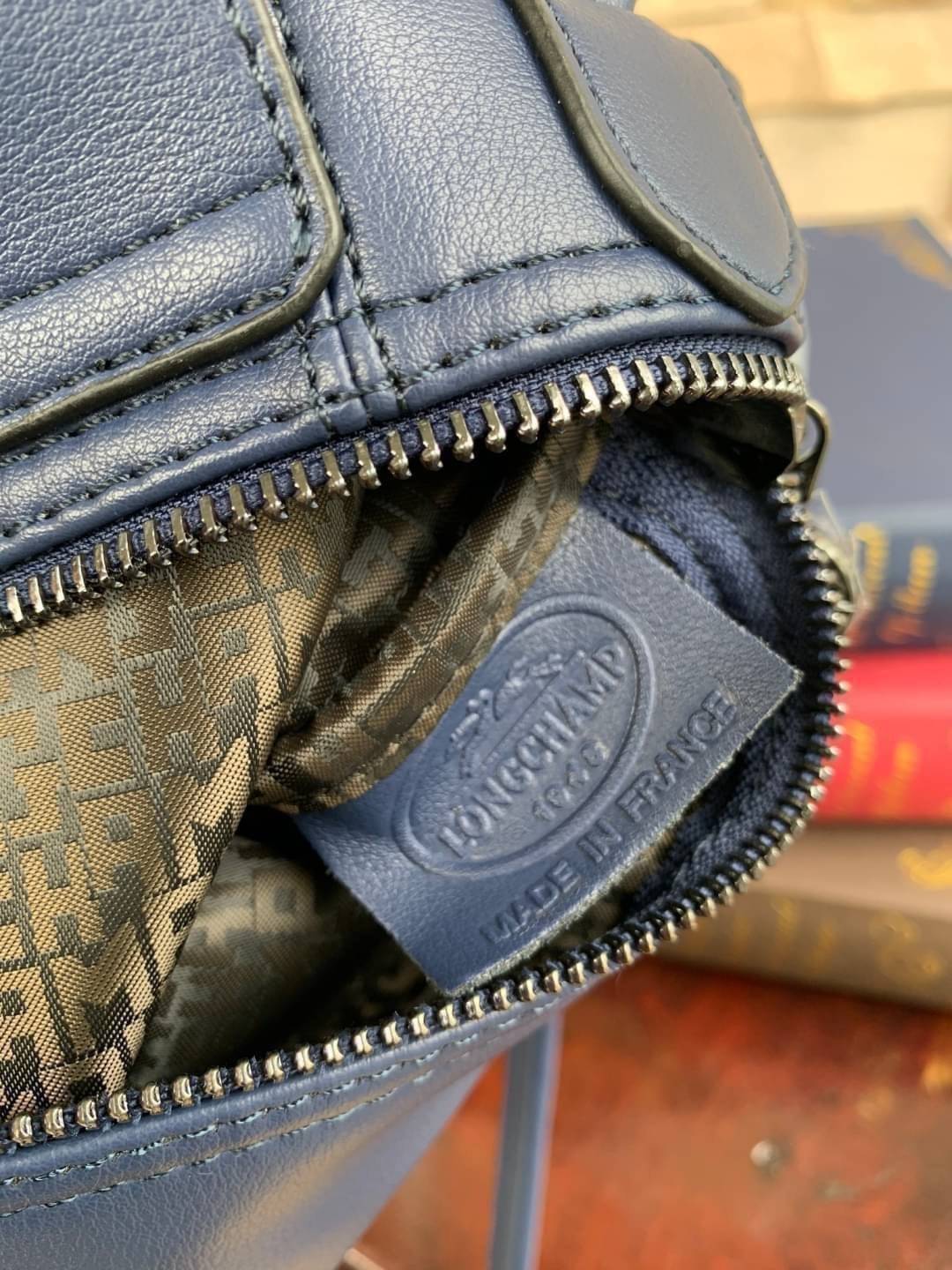 Longchamp Le Pliage Cuir Crossbody Bag อีกหนึ่งคอลเลคชั่น Le Pliage Cuir หนึ่งในตระกูลกระเป๋าสุดไอคอนิกจากแบรนด์ Longchamp และจัดการปรับดีไซน์ให้มีขนาดเล็กลงในทรงcrossbody กะทัดรัดสะพายแล้วคล่องตัว ด้วยดีไซน์ที่ดูเป็นเอกลักษณ์การใช้งานช่องหลักที่ซิปด้านหล