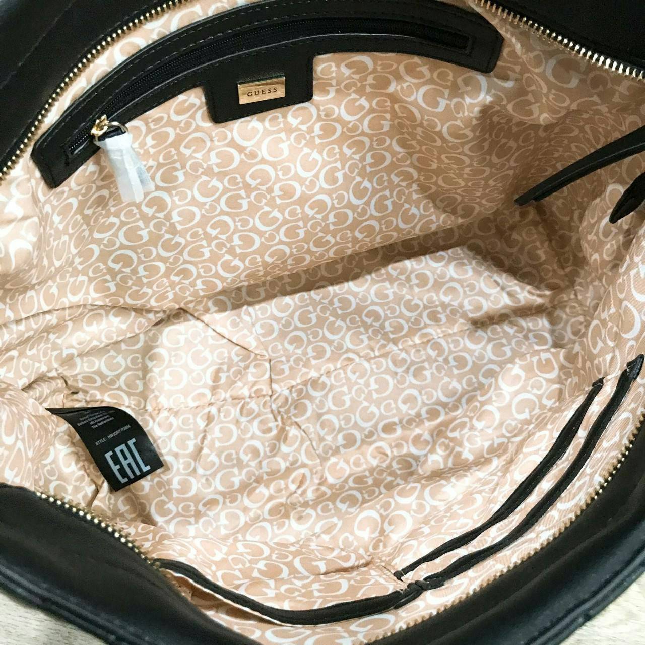 GUESS WOMEN’S SHOPPER BAG WITH ZIPS (SIZE L) กระเป๋าสะพายรุ่นใหม่ล่าสุดจาก GUESS FACTORY ลายตารางข้าวหลามตัดหนังนิ่มสวยอยู่ทรงไม่ย้วยขนาดใหญ่กำลังดี ด้านหน้าประดับโลโก้ พร้อมแต่งซิปดูมีดีเทล หูหิ้วสะพายไหล่โซ่ต่อหนังเเข็งแรงรับน้ำหนักได้เยอะ เปิดปิดด้วยซิ