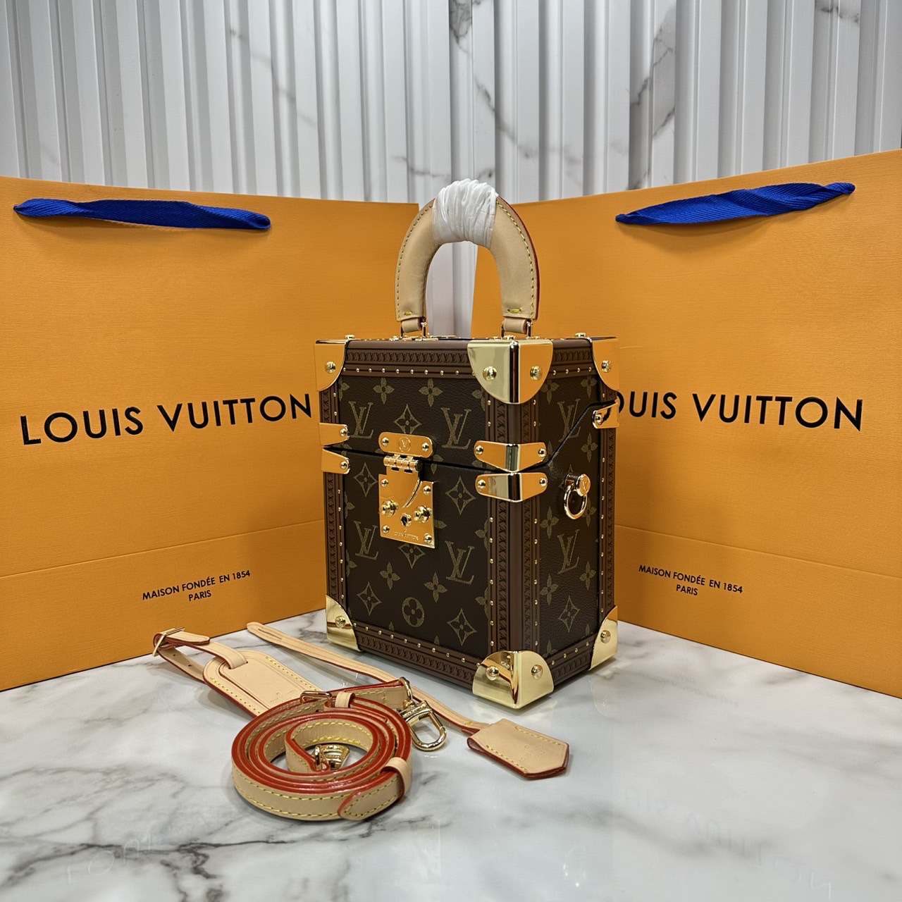 ORI หนังแท้ | LV Camera Box S-lock Monogram canvas กระเป๋าสะพายทรงกล่องดีไซน์ขนาดเล็กพกพาสนุก คอลเลกชัน Fall-Winter 2022 เปี่ยมไปด้วยพลังและหรูหรา