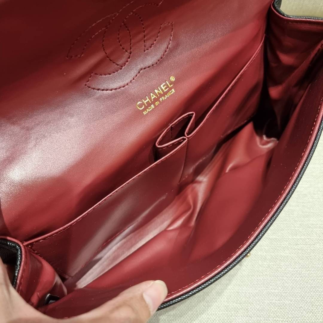 VIP 🥂 CHANEL LARGE CLASSIC JUMBO HANDBAG RARE ITEM!! CHANEL GIFT BOX SET สุดหรูชวนให้สะสมกันอีกแล้วหนึ่ง สุดยอดเดอะเบสท์ไอเท็ม พร้อมเสิร์ฟครบชุด สุดคุ้ม จัดให้กับกระเป๋ารุ่นคลาสสิคฮิตตลอดกาล ใบใหญ่จุแบบสุดๆ พร้อมกับผ้าคลุมไหล่ผืนใหญ่ ผ้าวูลนุ่มสุด