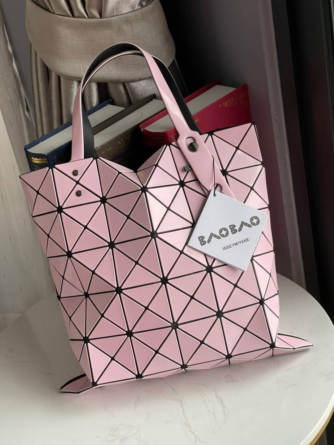 Baobao Issey Miyake 6x6 กระเป๋า Tote รุ่นนี้ถือว่าเป็นกระเป๋า Tote ไซส์กลางที่เหมาะกับการพกพาสิ่งของที่จำเป็นในทุก ๆ วัน มาพร้อมสายที่สามารถปรับได้ทั้งสองสาย และมีช่องใส่ของช่องเล็กด้านใน 1 ช่อง จุของได้เยอะแถมยังทนทาน ใช้เป็น Everyday Bag ได้เลยคะ พกพาสะ