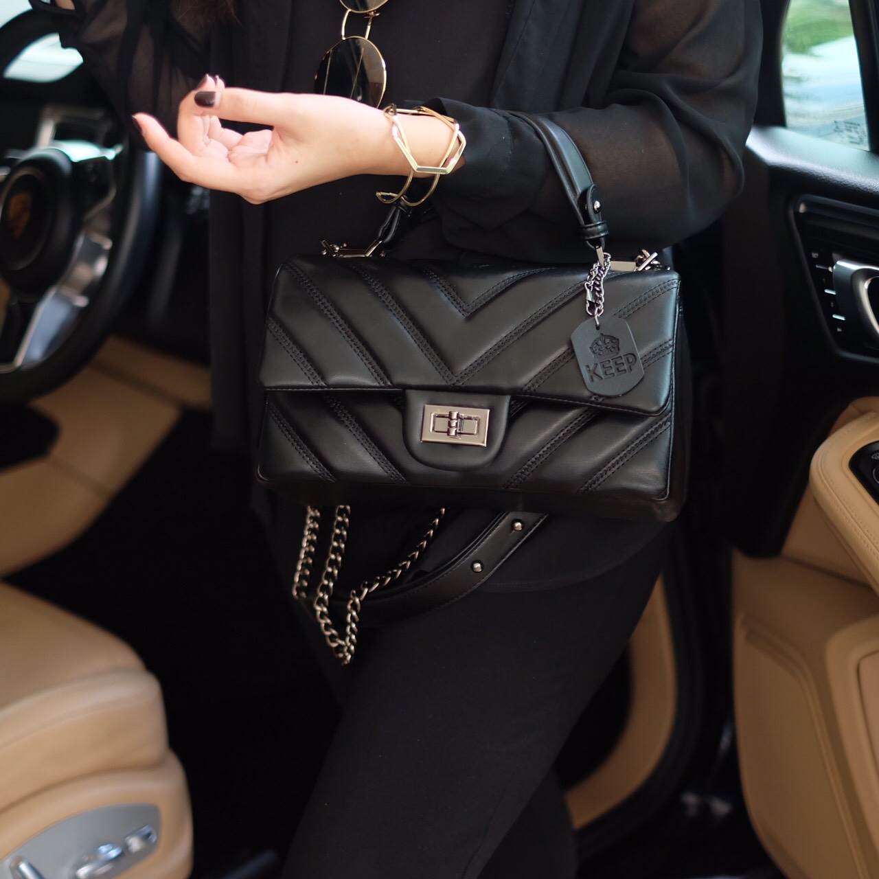 Best seller สินค้าขายดีมาก !! KEEP รุ่น coco chain handbag กระเป๋าทรงหรู หังแกะสังเคราะห์ นิ่ม ฟู ตึงสวย อยู่ทรง ตามแบบฉบับของแบรนด์เลยค่ะ ใบนี้ มีหูถือได้ ด้านในสีแดงสวย มีช่องแบ่งเก็บของหลายช่อง ด้านหลังมีช่องพิเศษสามารถใส่มือถือได้ค่ะ สายปรับ สั้น ยาวไ