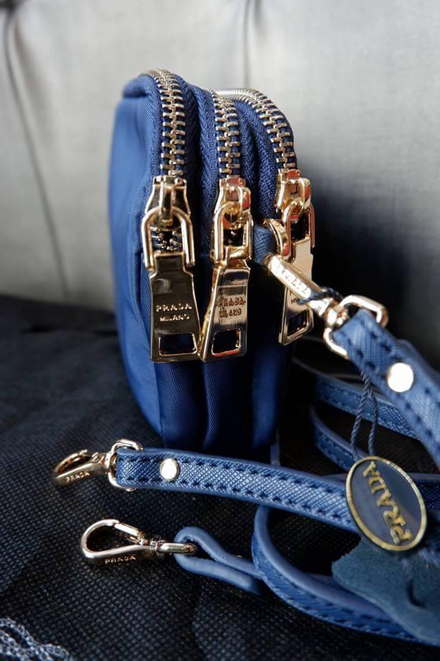Prada 3 zipper mini crossbody bag งาน premium gift จาก counter ต่างประเทศค่ะ วัสดุ ผ้า nylon ตามแบบฉบับของแบรนด์เลย มาพร้อมกับสาย 2 เส้น มีสายหนังคล้องข้อมมือ และสายยาวสำหรับสะพายไหล่ หรือ crossbody ค่ะ ขนาดกำลังน่ารัก อะไหล่ทองดูหรู ภายใน มีช่องซิปแบ่ง 3