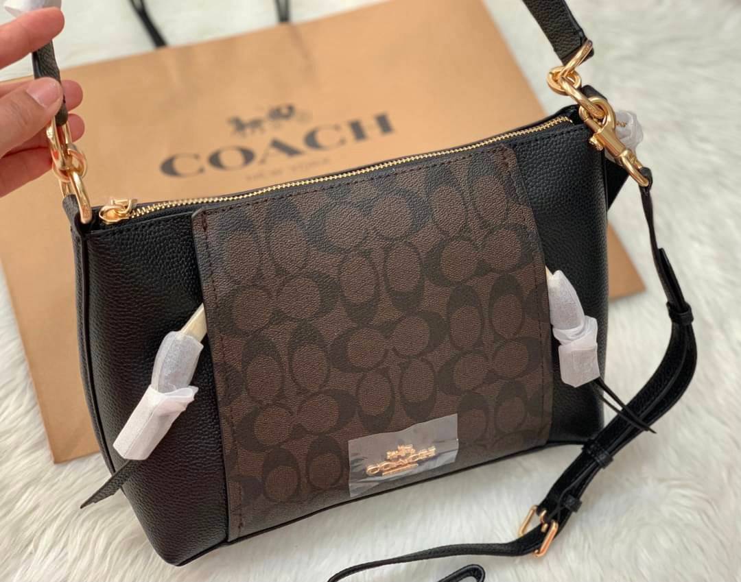 COACH SMALL MARLON SHOULDER BAG ((1600//1597)) 🌈พร้อมส่งที่ไทยอีกครั้ง ตามคำเรียกร้อง ห้ามพลาด! กระเป๋าหิ้ว//คล้องไหล่//สะพายข้างได้ หนังแท้ ทรงสวยมากค่ะ ด้านหน้ามีช่องซิปซ่อนแบบหนังห้อยให้2ช่อง ใส่ของจุกจิกค่ะ เปิดปิดกระเป๋าแบบซิป ภายในกว้างใส่ขอ
