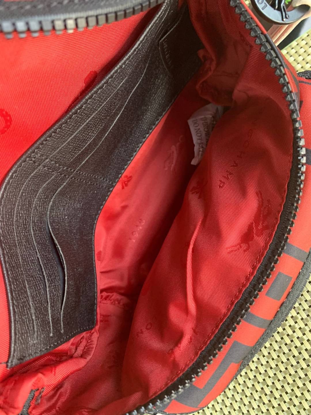 LONGCHAMP LE PLIAGE LGP BELT BAG M เท่ห์อย่างมีสไตล์กระเป๋าทรงคาดอกและคาดเอวดีไซน์แนวสปอร์ต เพิ่มความโดดเด่นทันสมัยด้วยลายซิกเนเจอร์ มีช่องซิปที่ใช้งานง่ายช่วยให้คุณหยิบใช้สิ่งของจำเป็นได้อย่างสะดวกและง่ายดาย และผสานสายรัดแบบปรับได้เข้ากับหัวเข็มขัดตัวล็อ