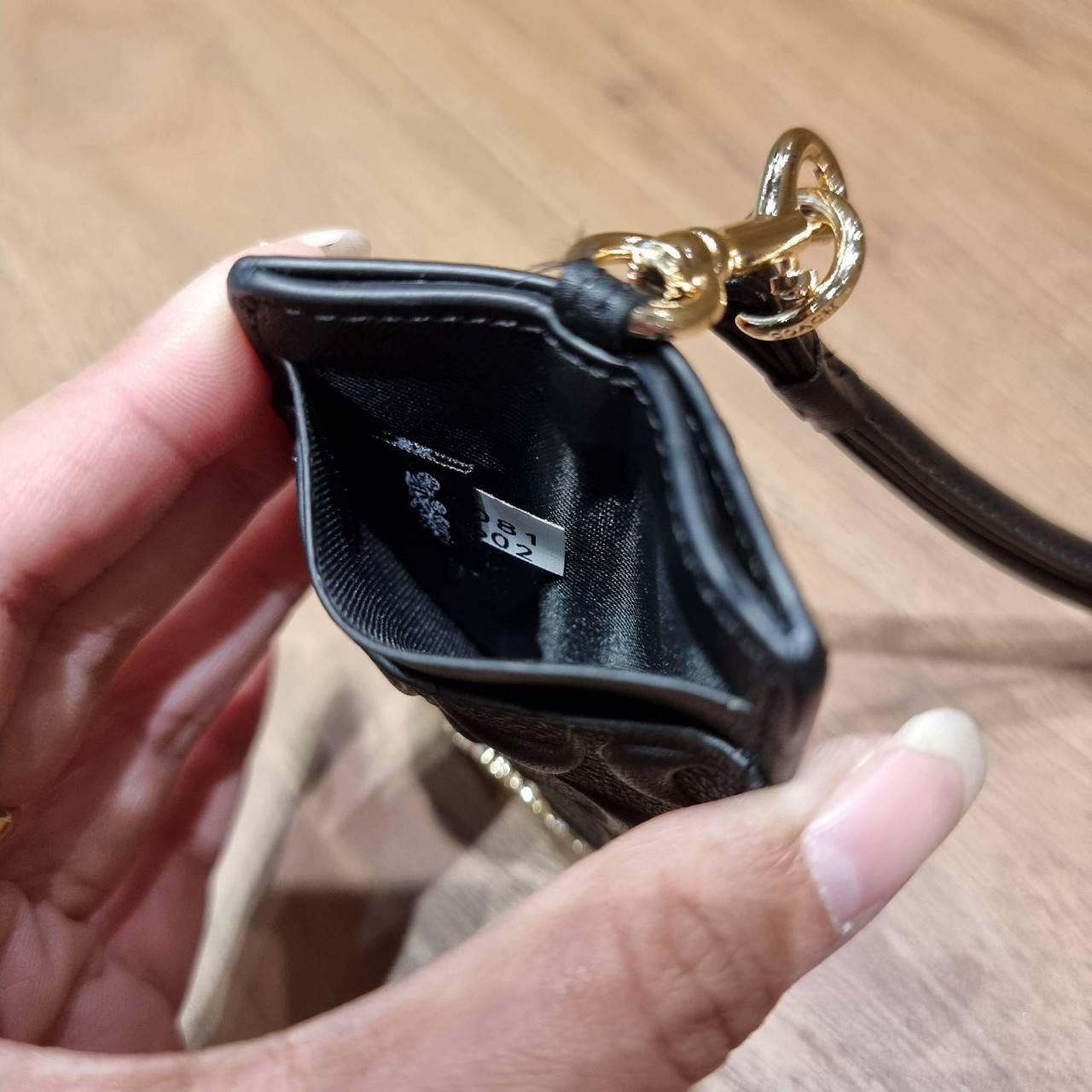 COACH ID LANYARD IN COLORBLOCK SIGNATURE CANVAS ง่ายๆแบบไม่ธรรมดา!! คลาสสิคแต่มีดีเทลโดดเด่น!! กระเป๋าถนอมบัตร พร้อมสายคล้องคอ ดีไซน์ลวดลายสวย ดูดีทุกแบบ ใช้งานง่าย พกพาสะดวก จะใส่บัตรพนักงาน บัตรเครดิต บัตรปชช. ใบขับขี่ และบัตรอื่นๆที่อยากจะใส่!! ตามใจไป