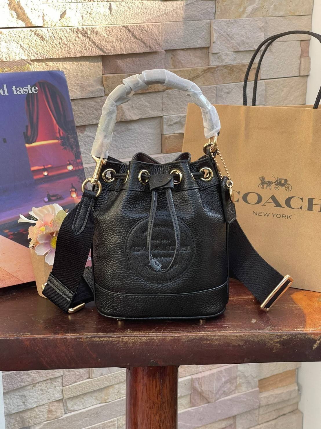 COACH DEMPSEY BUCKET BAG 15 WITH COACH PATCH AND HEART CHARM สวยงามด้วยดีไซน์ทรงตะกร้าแบบมินิมอลแสนน่ารัก ดีเทลสะดุดตา รูปทรงจดจำง่าย ถือแบบชิคๆ หรือยิ่งไปกว่านั้น สายสะพายของกระเป๋าก็สามารถถอดออกเพื่อเปลี่ยนรูปแบบการสะพายได้ทั้งแบบสะพายไหล่และสะพายคาดลำต