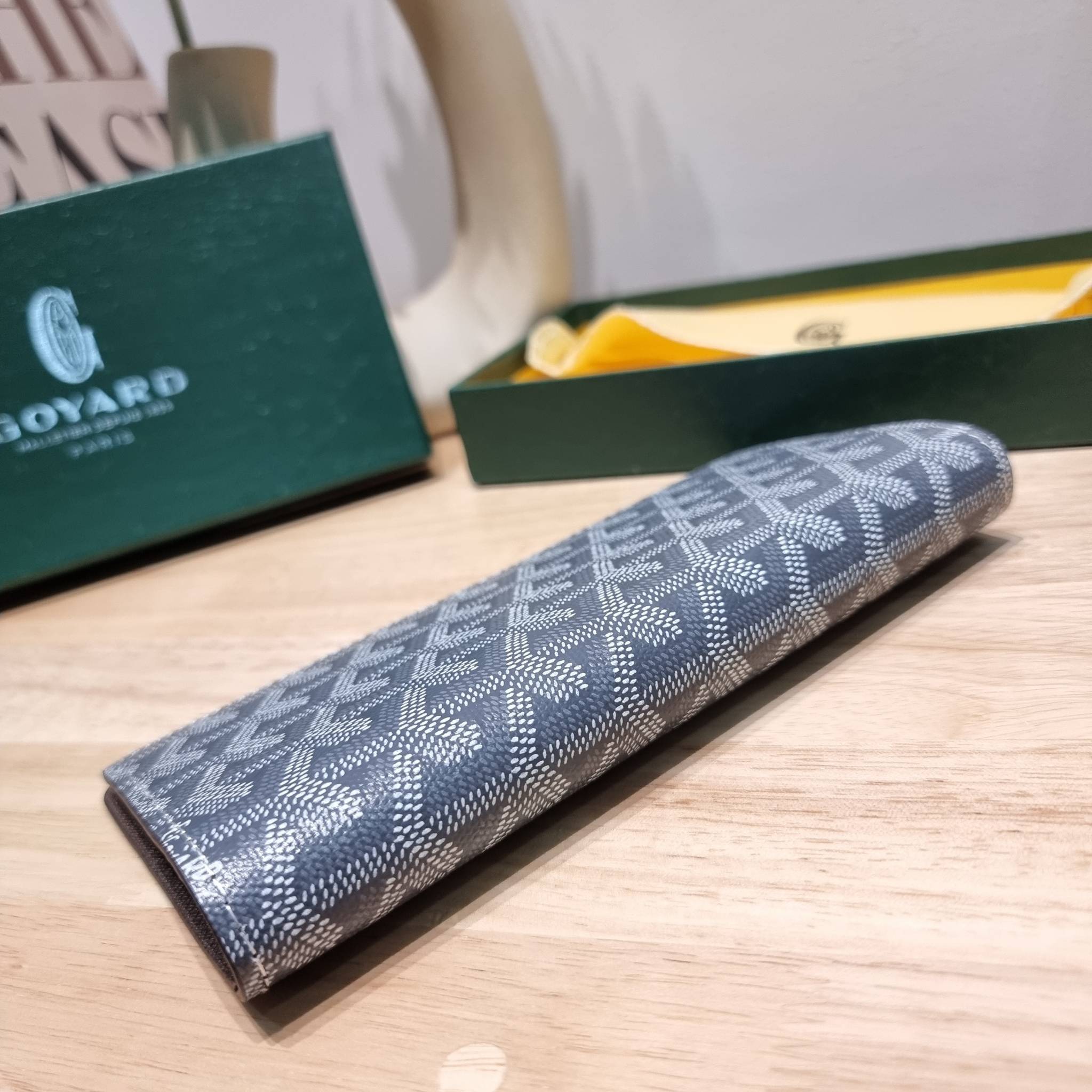 Goyard Bi Fold Long Wallet / GOYARD FLAP WALLET / Goyard Long Wallet กระเป๋าสตางค์ใบยาว รุ่น unisex ที่ใช้ได้ทั้งหนุ่มๆและสาวๆ ไอเท็มนี้ตอบโจทย์สำหรับคนที่ชอบเก็บบัตรเยอะๆ