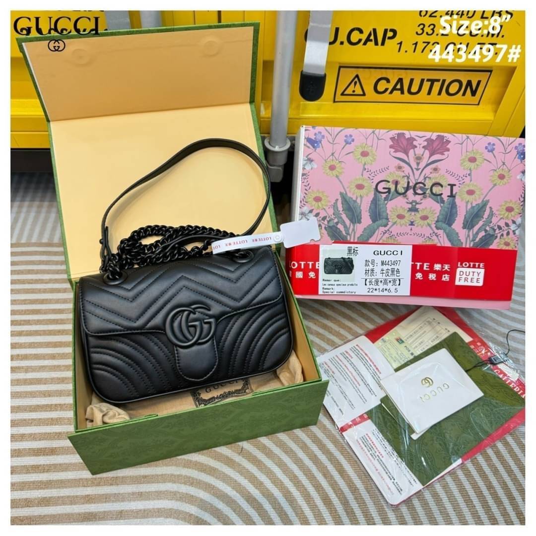 GUCCI GG Marmont small shoulder bag 🖤 กระเป๋าสะพายข้างรุ่นคลาสสิค ดีไซน์ใหม่ อะไหล่ดำ สะพายขับผิว ดูแพง อัพลุคได้สบายๆ เปิด-ปิดด้วยตัวกดล็อคแน่นหนา ด้านหลังดีไซน์รูปหัวใจ 🖤