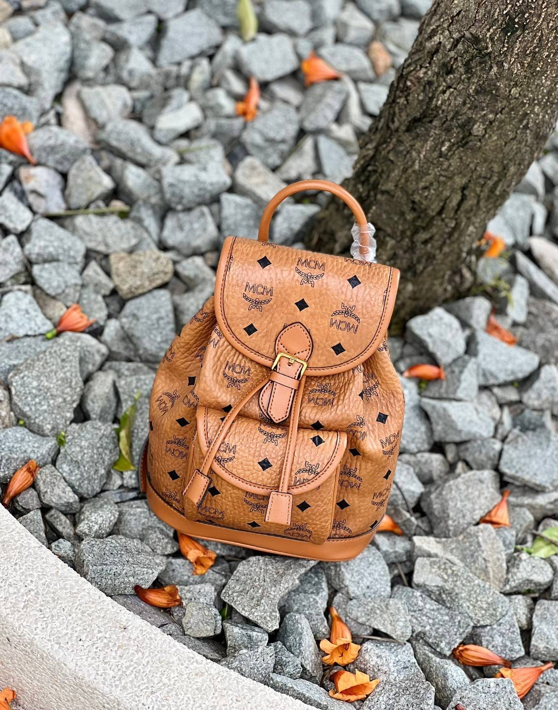 M.C.M AREN VISETOS BACKPACK / M.C.M Aren Drawstring Backpack in Visetos กระเป๋าเป้ทรงบัคเกตที่ทันสมัยคลาสสิคสวยมากๆ หนังแคนวาสอย่างดี ลายหนังสวยอีกหนึ่งรุ่นที่สาวๆควรมีติดตัว 🧡เกรดท็อปออริ เทียบแท้ 1:1 เกรดดีสุด ใช้งานต่างประเทศได้