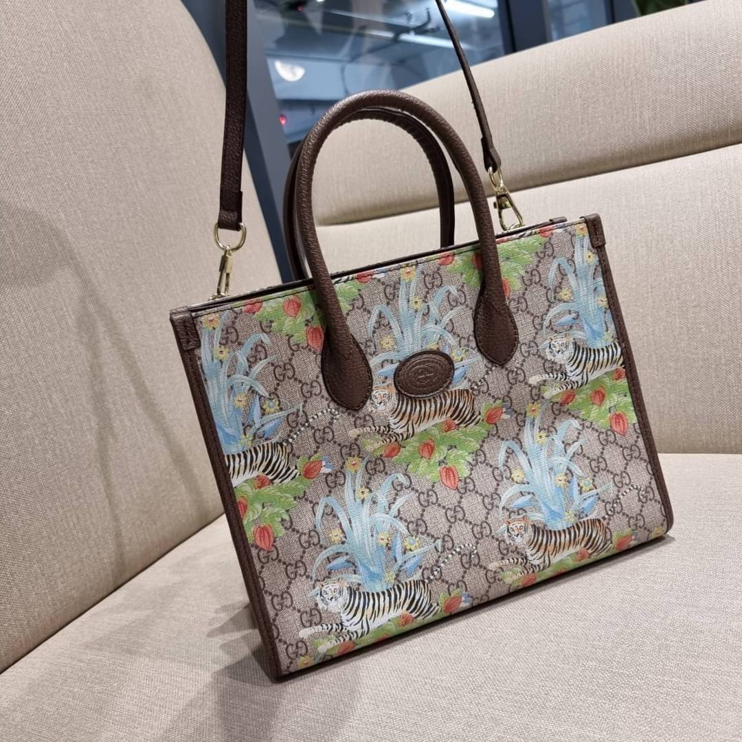 GUCCI Tiger GG small tote bag ใบใหญ่ อีกไอเท็มใหม่ ร้อนแรงไฟลุก!! ต้อนรับปีเสืออย่างเป็นทางการ จัดให้แบบเลิศๆ กับกระเป๋าทรงโท้ท วีไอพีพรีเมี่ยมกิ๊ฟ ไซส์ใหญ่ โดดเด่นด้วยลวดลายไม่ซ้ำใคร สวยเอกลักษณ์ วัสดุหนังแคนวาส ภายในโล่งกว้างมาก ใส่ของแบบแน่นๆ จุๆไปได้เ