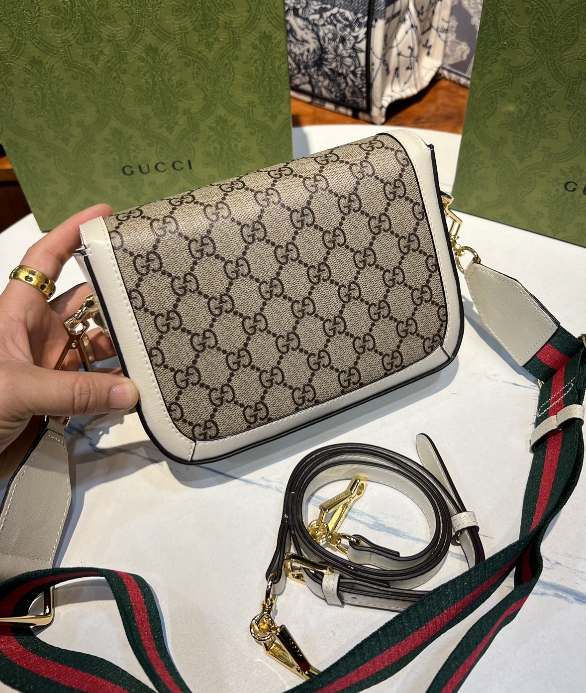 หนังแท้ GUCCI Horsebit 1955 mini bag GG Supreme canvas ที่สุดของรุ่นที่ฮอตหนักมาก คอลเลคชั่นที่ยอดขายดีตั้งแต่วันแรกที่ลง shop ด้วยรูปทรงที่กะทัดรัด ตอบโจทย์ได้ทุกลุค ทุกไลฟ์สไตล์ ใช้งานได้ง่ายคล่องตัว เรียกได้ว่าใครไม่มีได้ยังไง สวยขนาดนี้!!