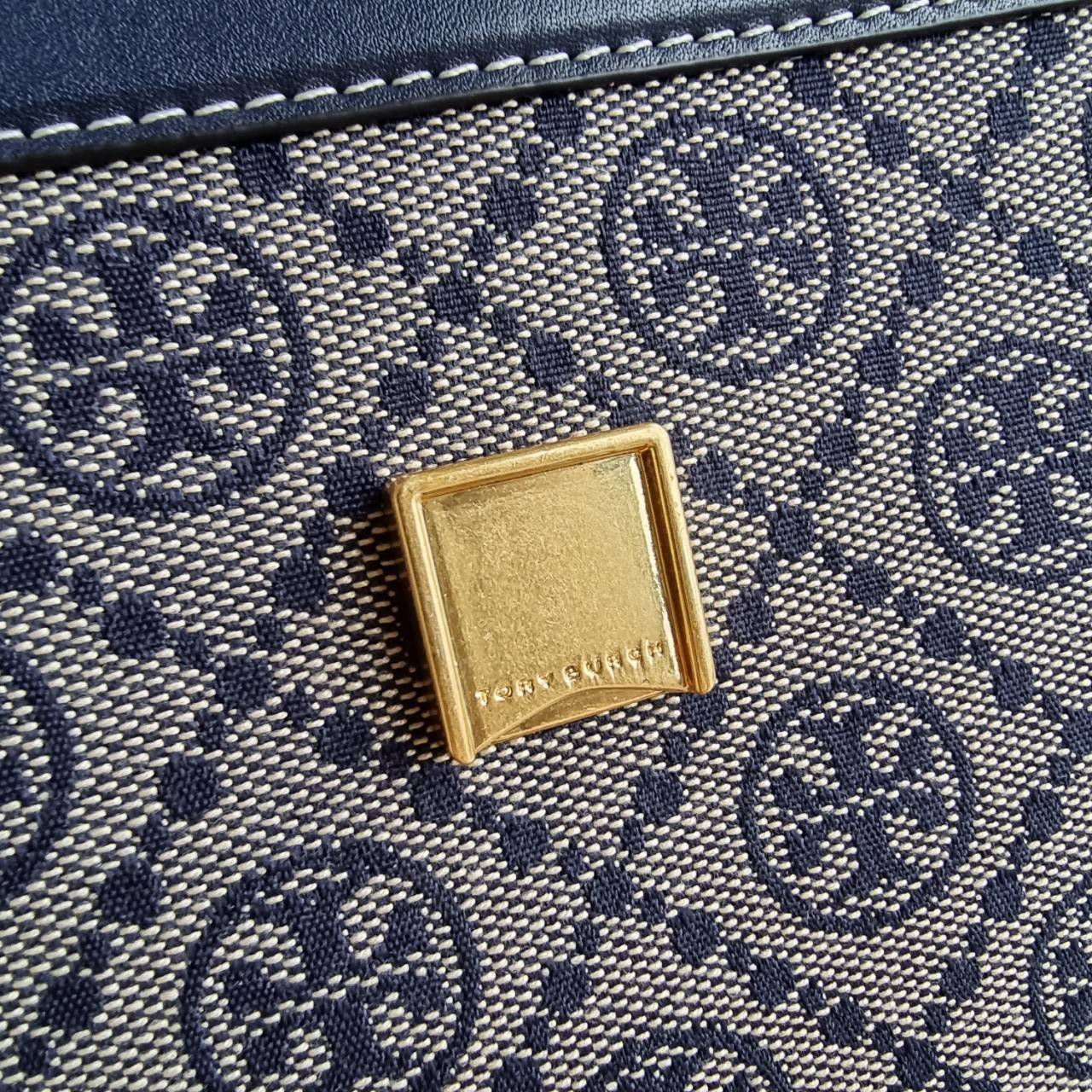 Tory burch t monogram jacquard shoulder bag คอลเลคชั่น T Monogram สำหรับคอลเลคชั่นฤดูใบไม้ผลิ 2021 เราสร้างสรรค์ลายโมโนแกรมที่ได้รับแรงบันดาลใจมาจากลวดลายการถักทอผ้าห่มของชาว Pennsylvania Dutch แบบดั้งเดิม เป็นการเฉลิมฉลองโลโก้สุดไอคอนนิคของแบรนด์ โดดเด่น