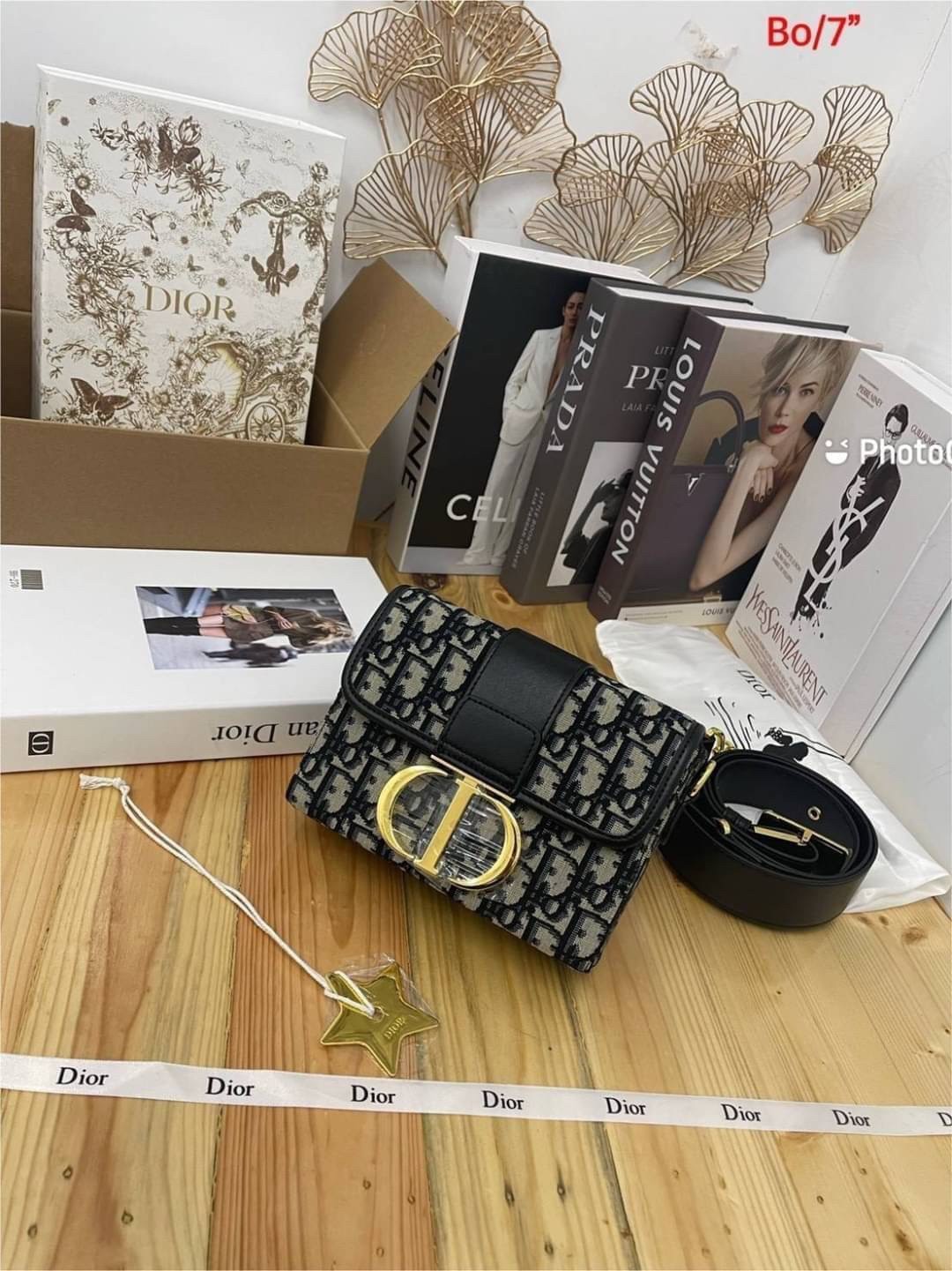 Dior 30 Montaigne Box Bag 7" / DIOR MINI BAG กระเป๋าสะพายดิออร์ เอกลักษณ์ของความหรู ไซส์มินิทรงสี่เหลี่ยมสวยหรูอยู่ทรงเปิดปิดด้วยฝาปิดโลโก้แบรนด์อะไหล่ทอง ภายในโล่งมีโลโก้สามารถใส่มือถือของใช้จุกจิกได้