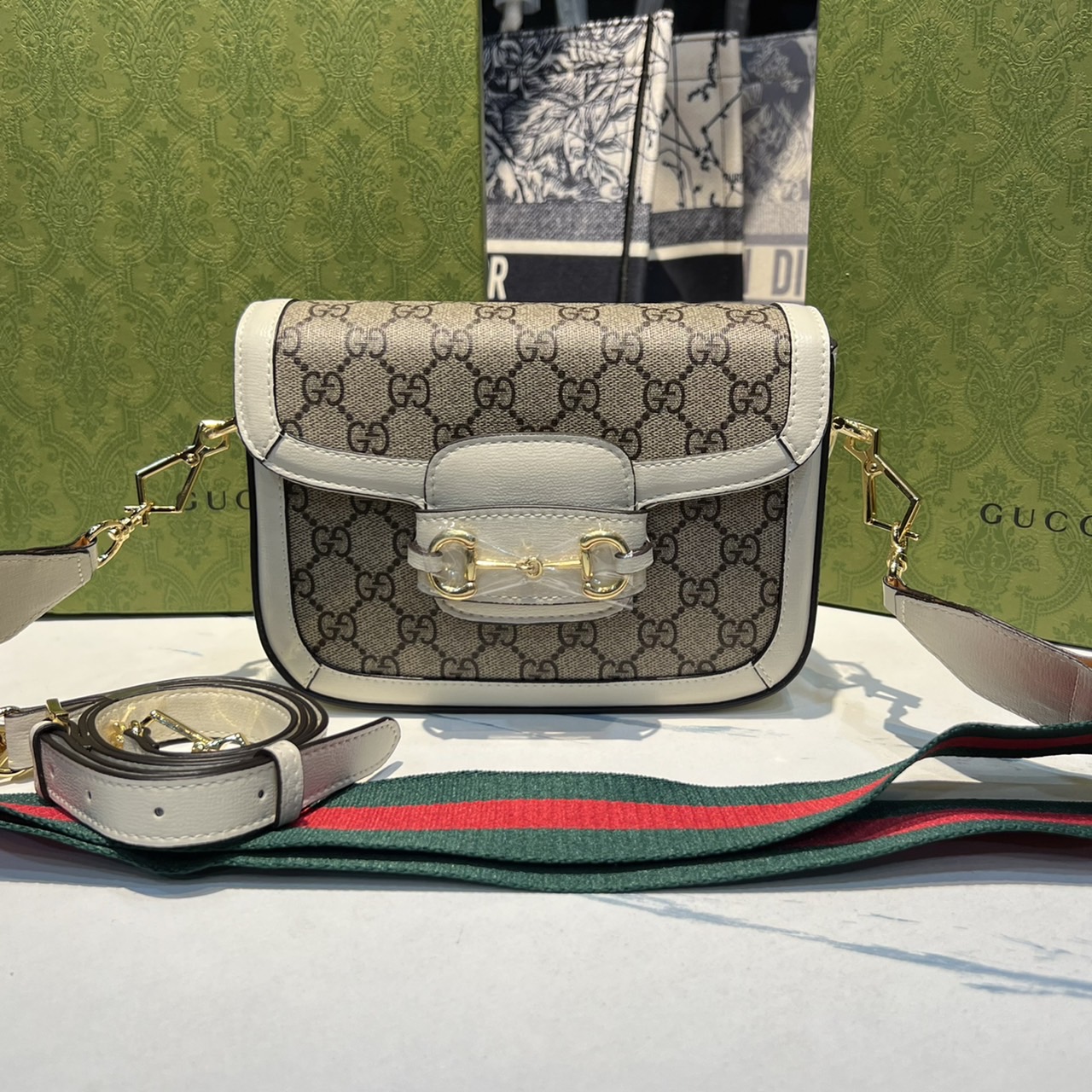 หนังแท้ GUCCI Horsebit 1955 mini bag GG Supreme canvas ที่สุดของรุ่นที่ฮอตหนักมาก คอลเลคชั่นที่ยอดขายดีตั้งแต่วันแรกที่ลง shop ด้วยรูปทรงที่กะทัดรัด ตอบโจทย์ได้ทุกลุค ทุกไลฟ์สไตล์ ใช้งานได้ง่ายคล่องตัว เรียกได้ว่าใครไม่มีได้ยังไง สวยขนาดนี้!!