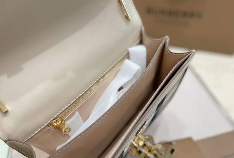 VIP 】กลับมาตามคำเรียกร้อง! ห้ามพลาด! Rare items! BURBERRY FRAGRANCES LEATHER CROSSBODY BAG วัสดุ Canvas & Leather ลาย Vintage คอลเลคชั่นใหม่ทรงเหลี่ยมสวยหรูดูดี เปิดปิดด้วยฝาปิดสัญลักษณ์รูปTB ภายในมีช่องแบ่งเป็นสัดส่วนสามารถใส่มือถือ iphone เงิน ของจ