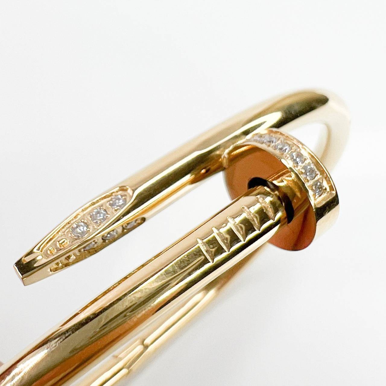 Cartier JUSTE UN CLOU BRACELET กำไลข้อมือตะปู หัวเพชร งานดีสุดเกรดออริจินิล วัสดุคุณภาพดี ไม่ลอกไม่ดำ พร้อมกล่องหนาตามแบบปั้มลายแบรนด์ ภาพสินค้าถ่ายจากงานขายจริง ใช้งานต่างประเทศได้