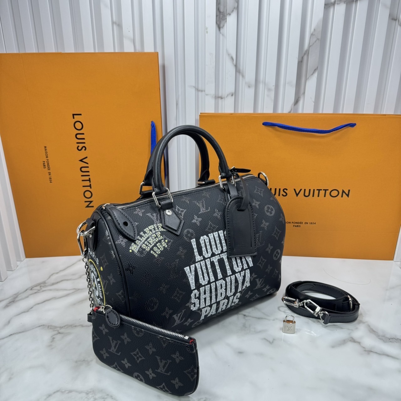 ORI หนังแท้ | LV Speedy P9 Bandoulière 30 Jackets กระเป๋าสะพายทรงหมอนสปีดี้ หนังสีดำ ประดับหมุดกระดุม ภายในบุหนังสีแดงแบบควิลต์งดงามสมบูรณ์แบบ
