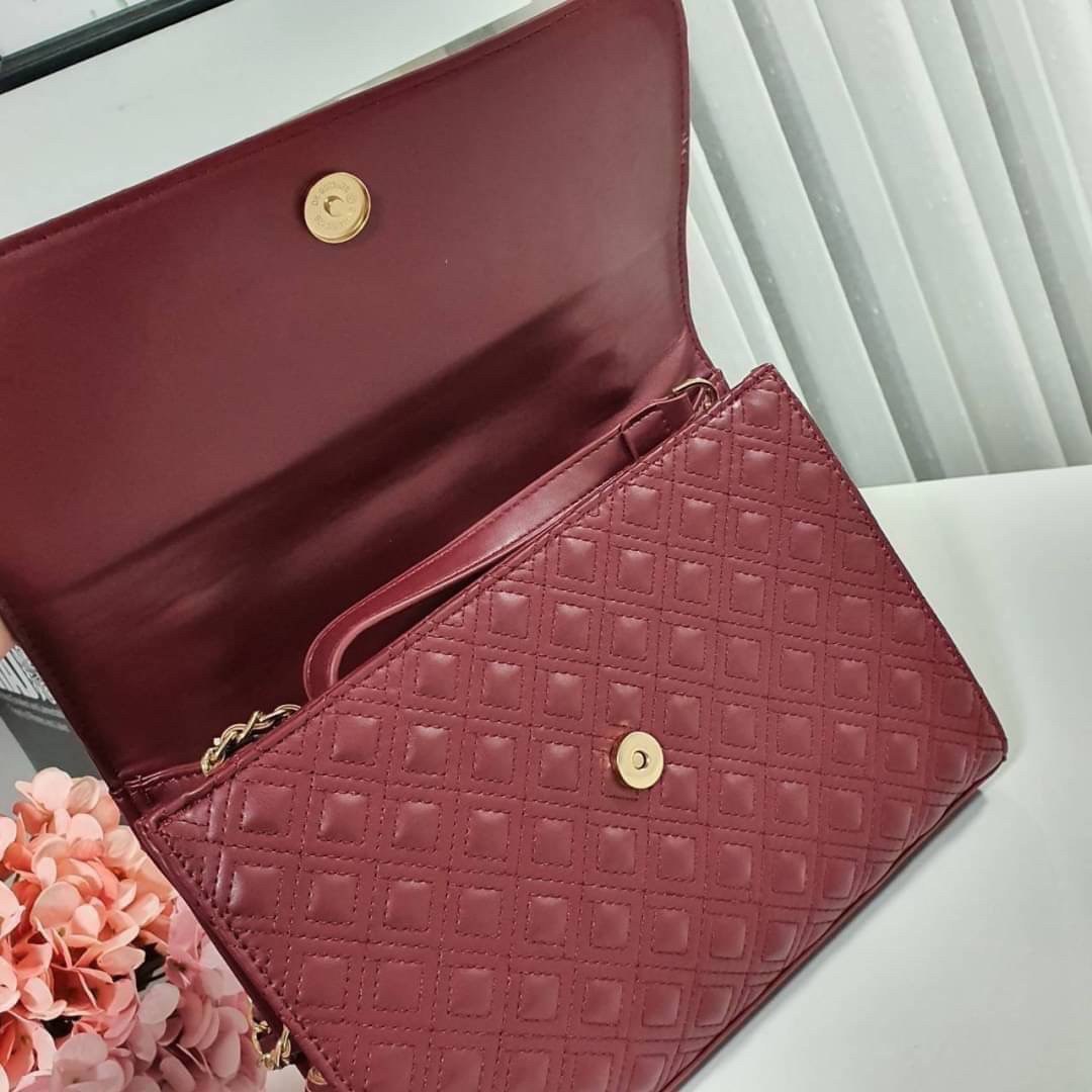 ของแท้ 💯% Tory Burch มีมาให้ช้อปอีกแล้วค่ะสาวๆ กับทรง Quilted Clutch กระเป๋าสะพายข้างหรือสะพายเป็นครอสบอดี้ รอบนี้เข้า4สีเลย ประดับพู่ด้านข้าง(ถอดได้)