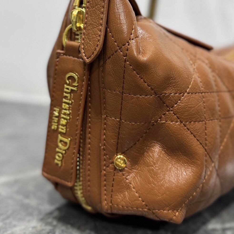 Dior Medium D-Journey Bag 35cm กระเป๋าสะพายนิยามใหม่ดีไซน์ทันสมัย โดดเด่นด้วยรูปทรงโฮโบที่มาพร้อมกับดีไซน์ที่นุ่มนวลและทันสมัย ดีเทลดูดีมีกิมมิคในตัว ภายในโล่งกว้าง