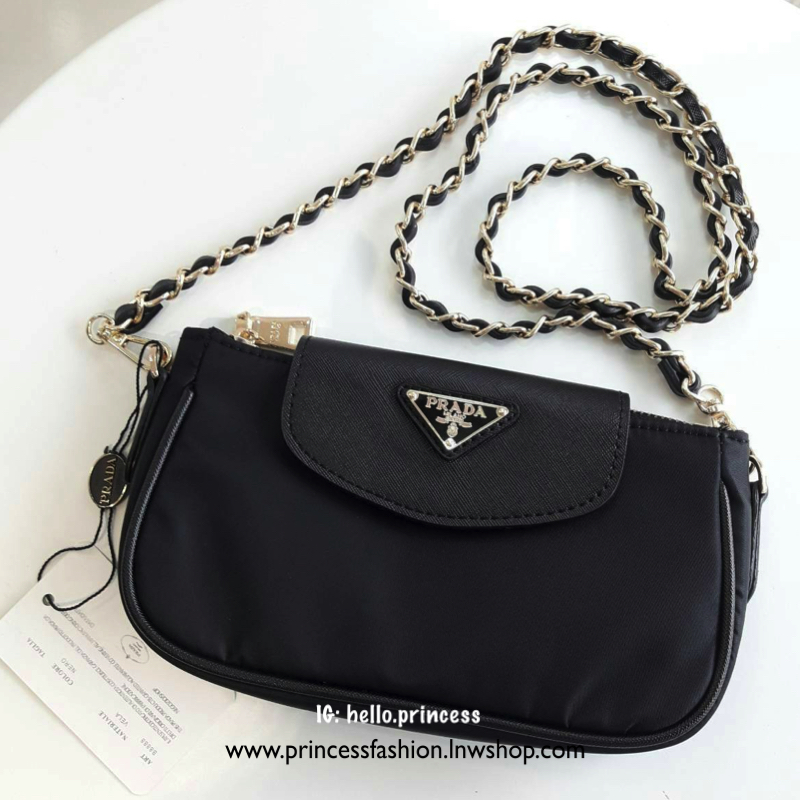 คือดีงามมม Best Seller! **พร้อมส่งความแซ่บ กระเป๋าอเนกประสงค์ จากแบรนด์ PRADA งานพรีเมี่ยม vip gift สุดหรู ตัวกระเป๋าเป็นผ้าไนล่อน ตามแบบฉบับของแบรนด์เลย ใบนี้มีสายยาวโซ่สลับหนัง (ปรับไม่ได้แต่ถอดสายได้คะ) เลิศมาก สะพายเป็น shoulder bag ได้เลย **ขนาดกำลัง