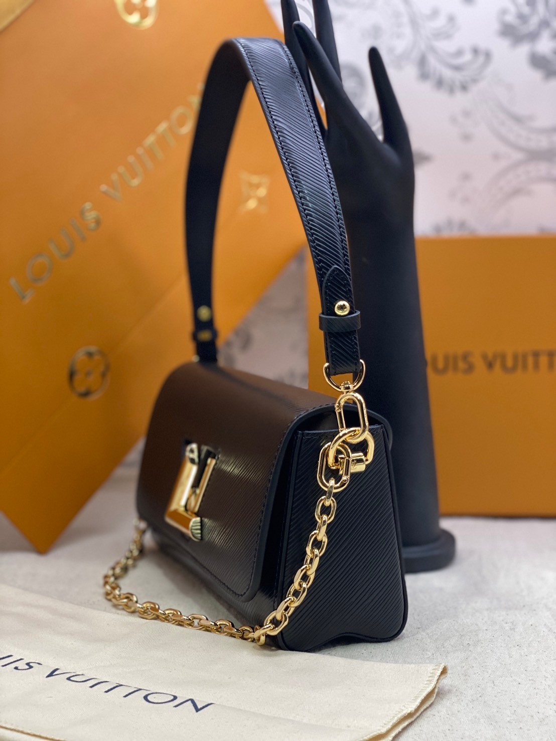 พร้อมส่ง 3 สี LV Twist Bag 24cm กระเป๋ารุ่นทวิสรูปทรงใหม่ หนัง Epi สุดไอคอนิกโลหะสีทองเงางาม เกรดออริจินอล 1:1 สลับแท้ ภาพถ่ายจากงานขายจริง ใช้งานต่างประเทศได้