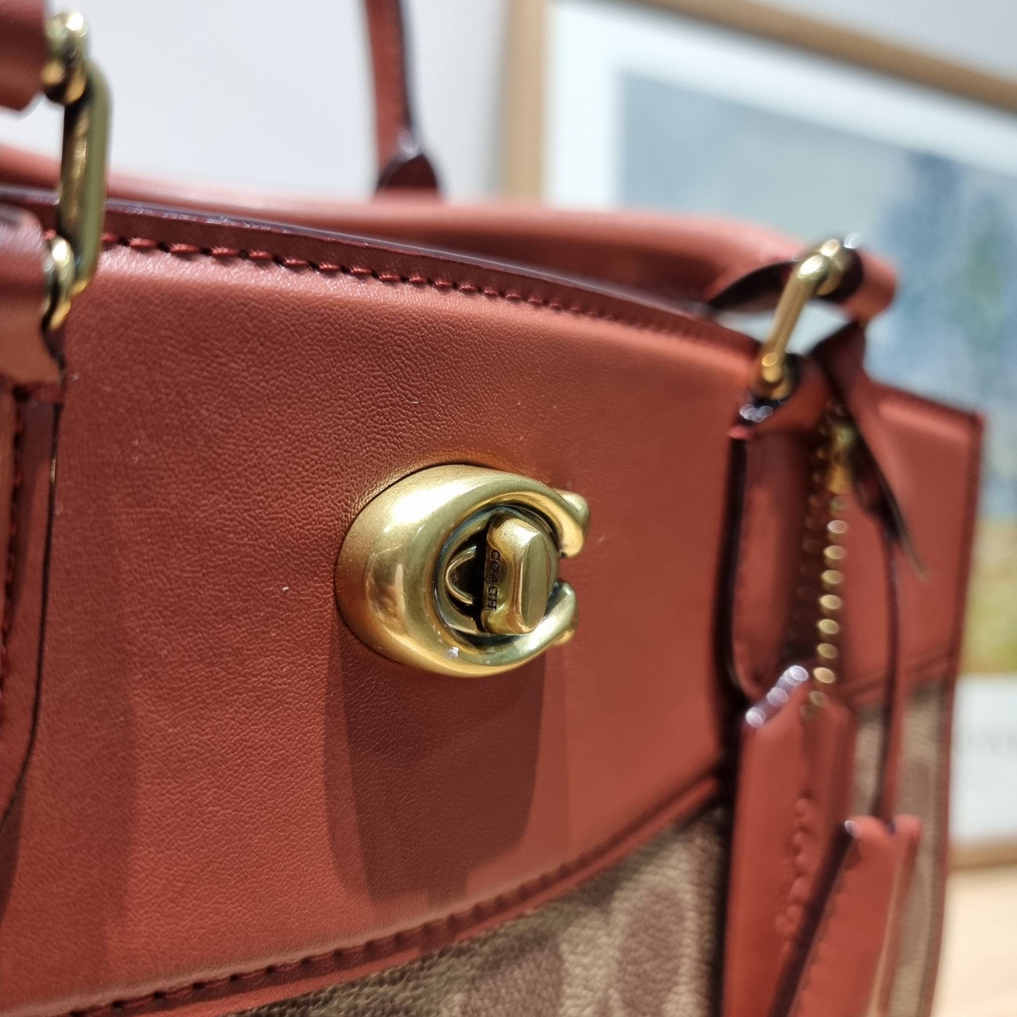 COACH brooke carryall in signature canvas CE733 ใหม่ล่าสุด อัพลุคคุณนายคุณหนูกันหน่อย กับกระเป๋าถือ/สะพายสุดหรู รูปทรงและดีไซน์ดูไฮน์มาก มีกุญแจล็อคซิปได้ วัสดุหนังแคนวาสตัดสลับหนังแท้ มีหูจับในตัว ภายในแบ่งสัดส่วนไว้อย่างดี ให้สามารถจัดเก็บของได้อย่างมีร