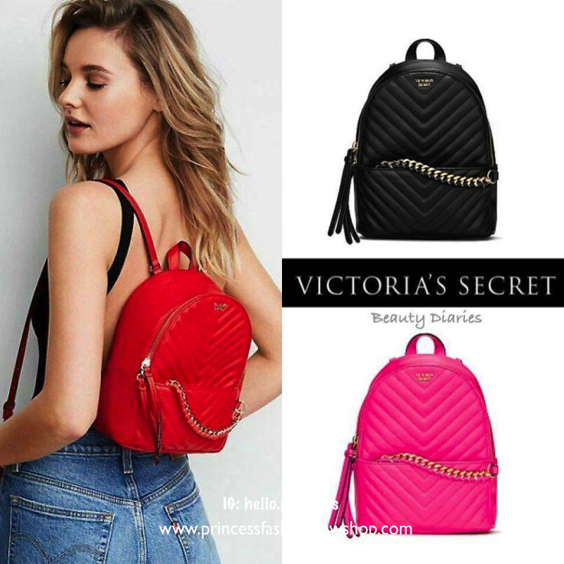 Victoria’s Secret Pebbled V-Quilt Small City Backpack กระเป๋าเป้สไตล์คลาสสิค วัสดุลายหนังแกะเทียม หนังนิ่ม เปิดปิดด้วยซิปคู่ ภายในบุผ้าสกรีนโลโก้ ใส่มินิไอแพค กระเป๋าสตางค์ยาวได้ สายสะพายโซ่ต่อหนังปรับระดับได้ ด้านหน้ามีช่องซิปร้อยหนังเส้นยาวดูมีดีเทล สะพ
