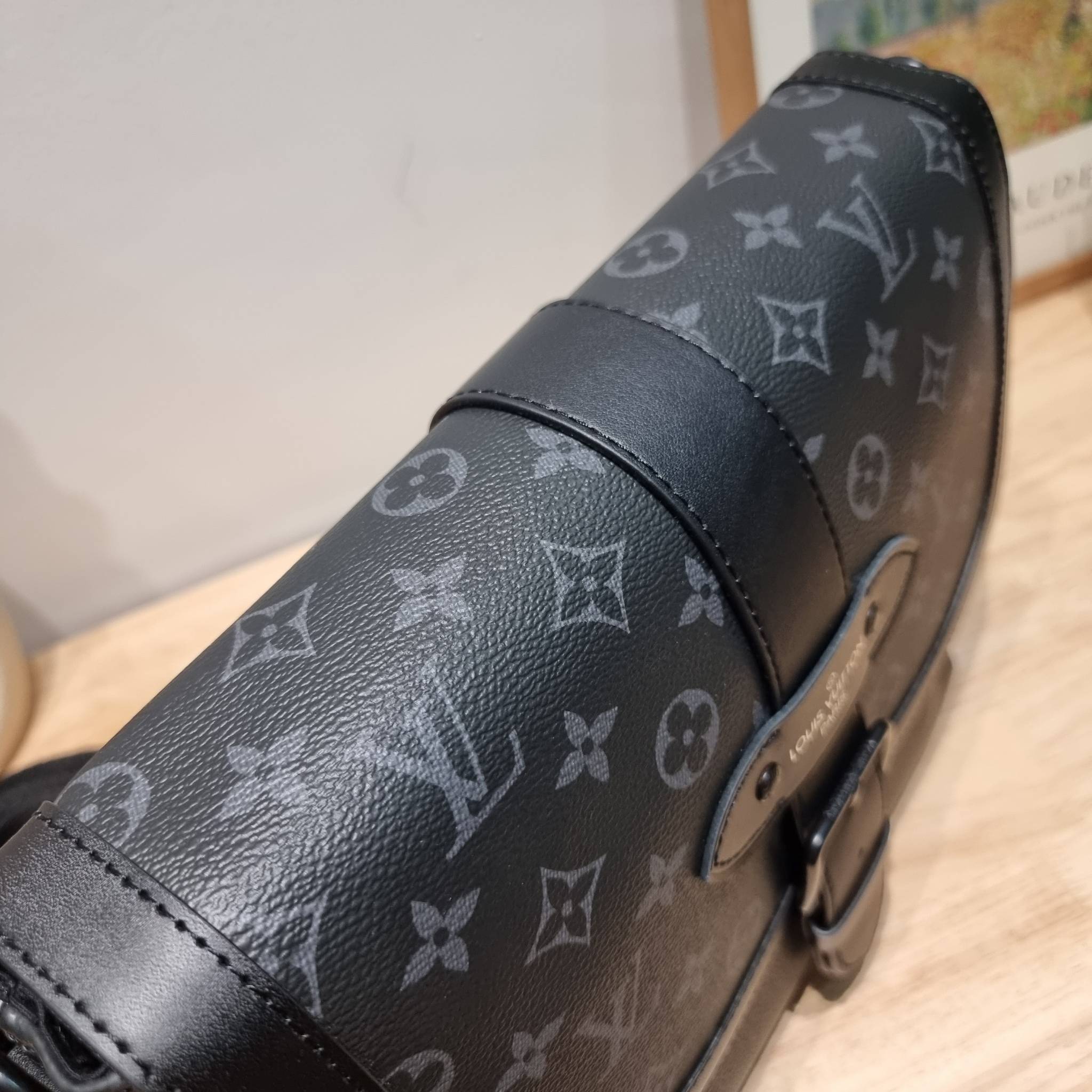 LV SAUMUR MESSENGER Monogram Eclipse Canvas Bag คอลเลคชั่นสุดหล่อ ใหม่ก่อนใคร กับกระเป๋าสะพายทรงแมสเซ็นเจอร์สำหรับหนุ่มๆ ดีไซน์คลาสสิคแฝงดีเทลความหรู